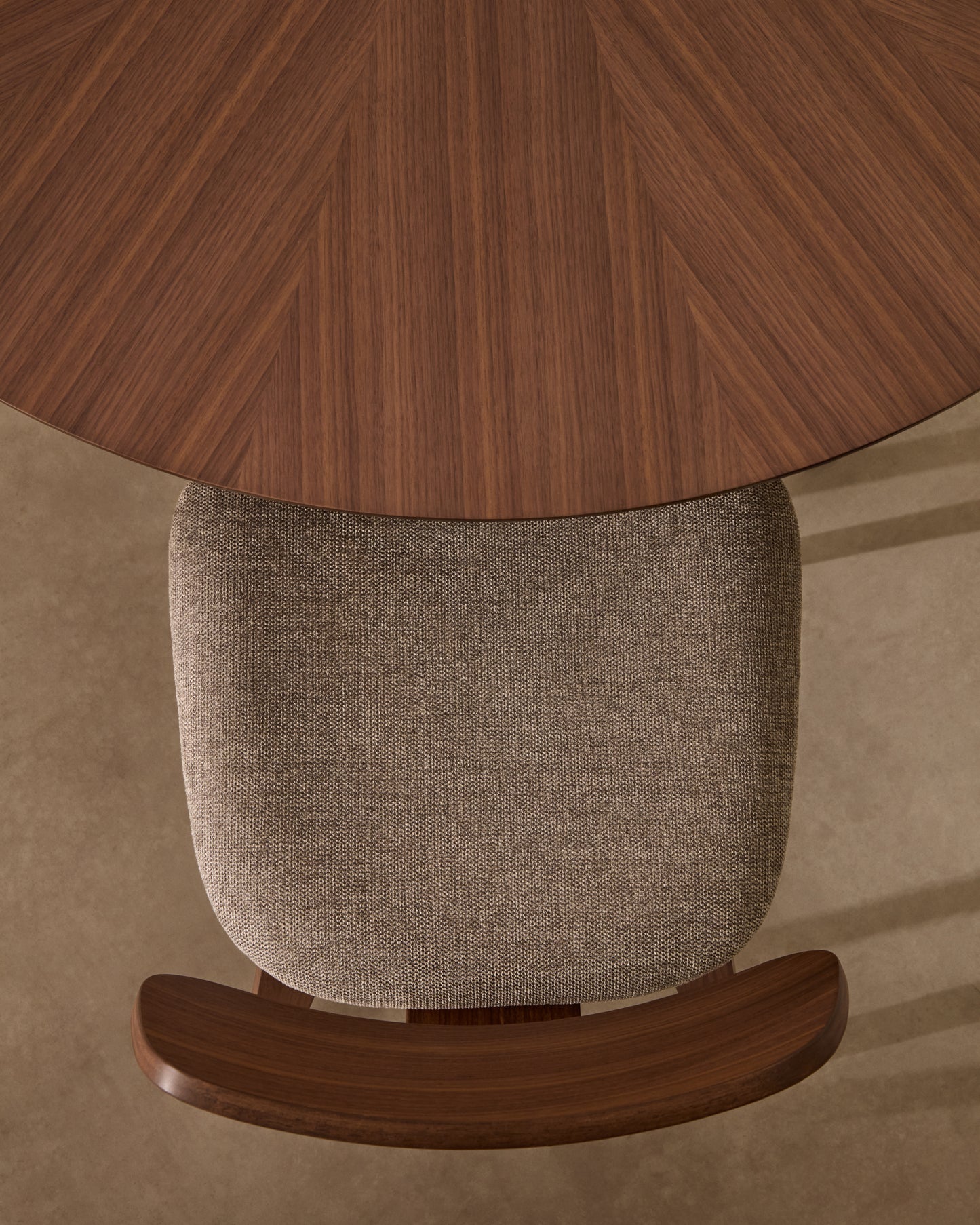 Sedia Gena in chenille beige struttura in impiallacciatura di noce