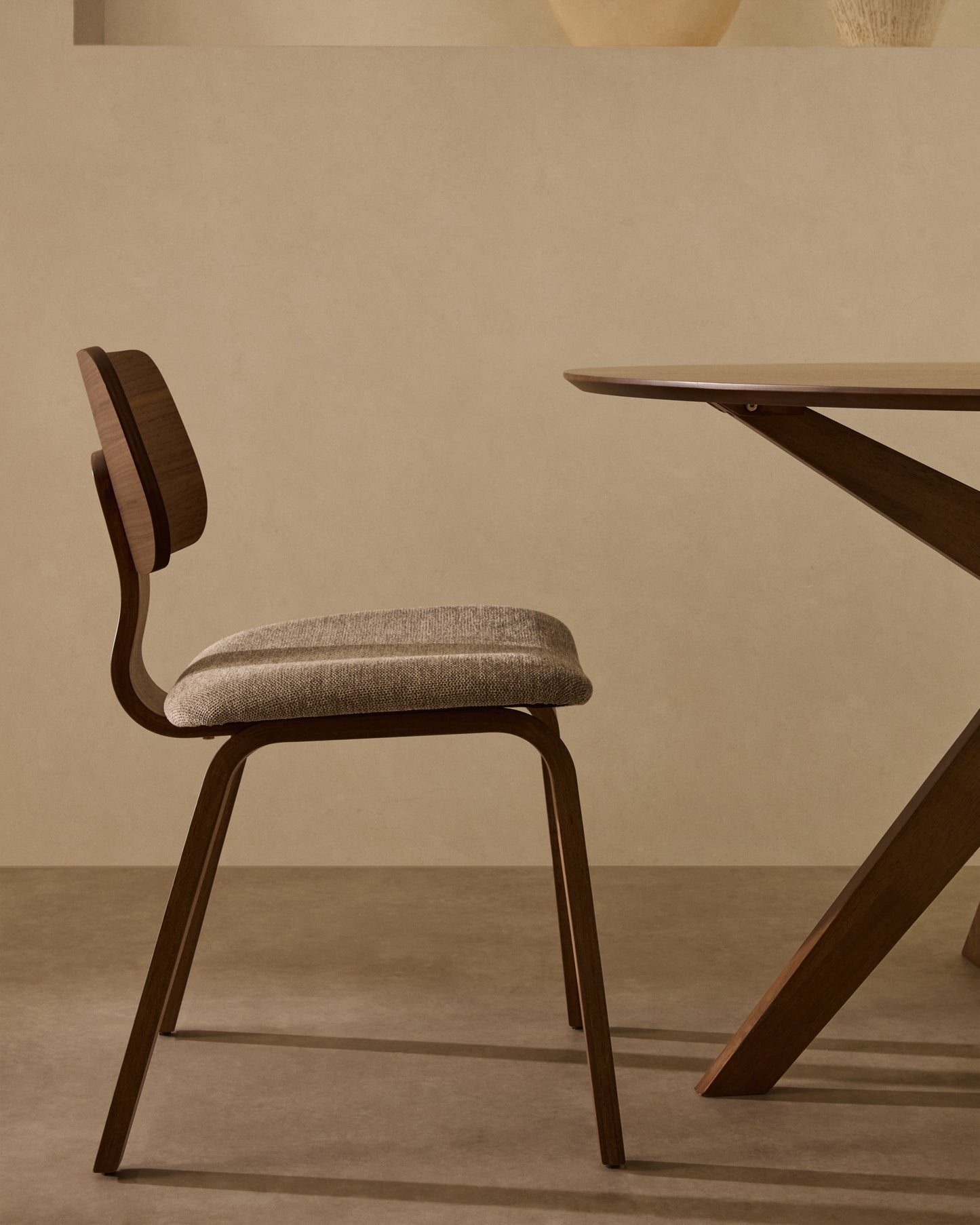 Sedia Gena in chenille beige struttura in impiallacciatura di noce