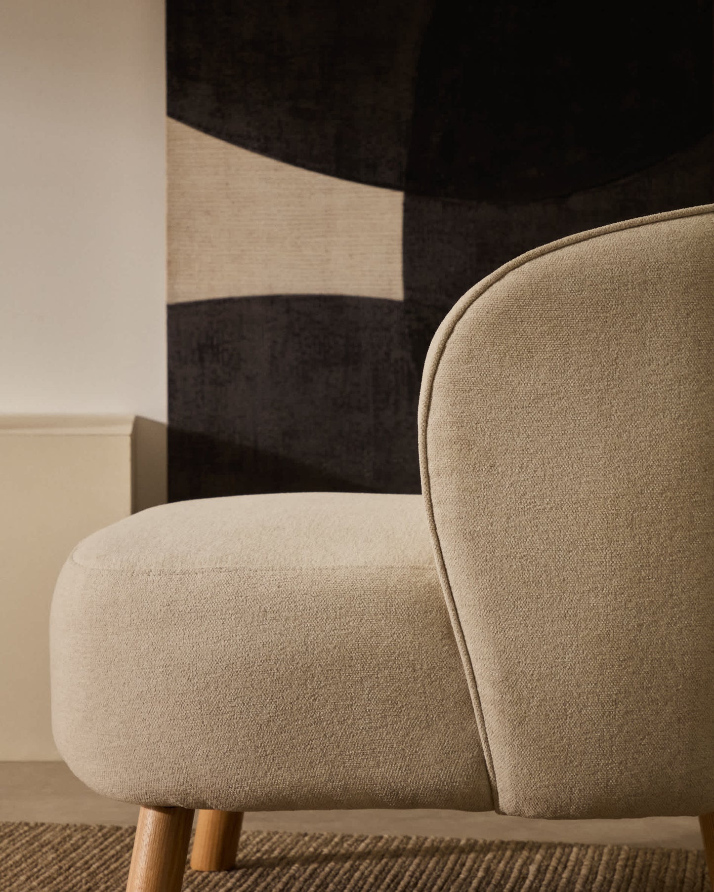 Poltrona Ulit in ciniglia beige e piedi in legno massello di faggio finitura naturale