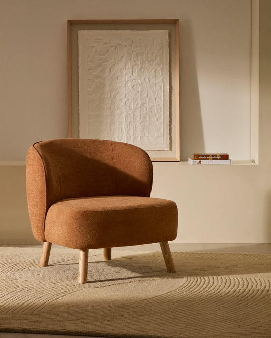 Poltrona Ulit in ciniglia terracotta e piedi in legno massello di faggio finitura naturale