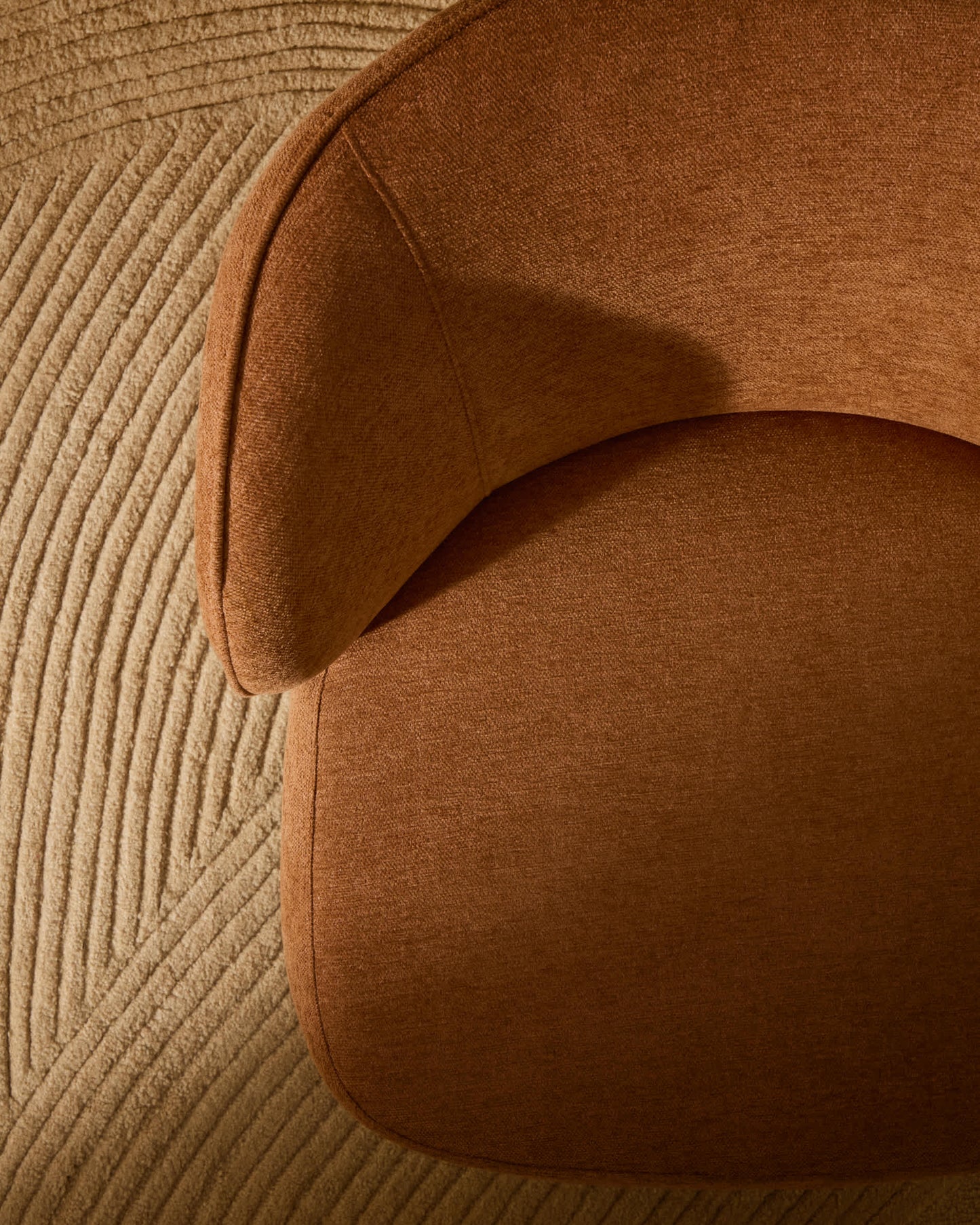 Poltrona Ulit in ciniglia terracotta e piedi in legno massello di faggio finitura naturale
