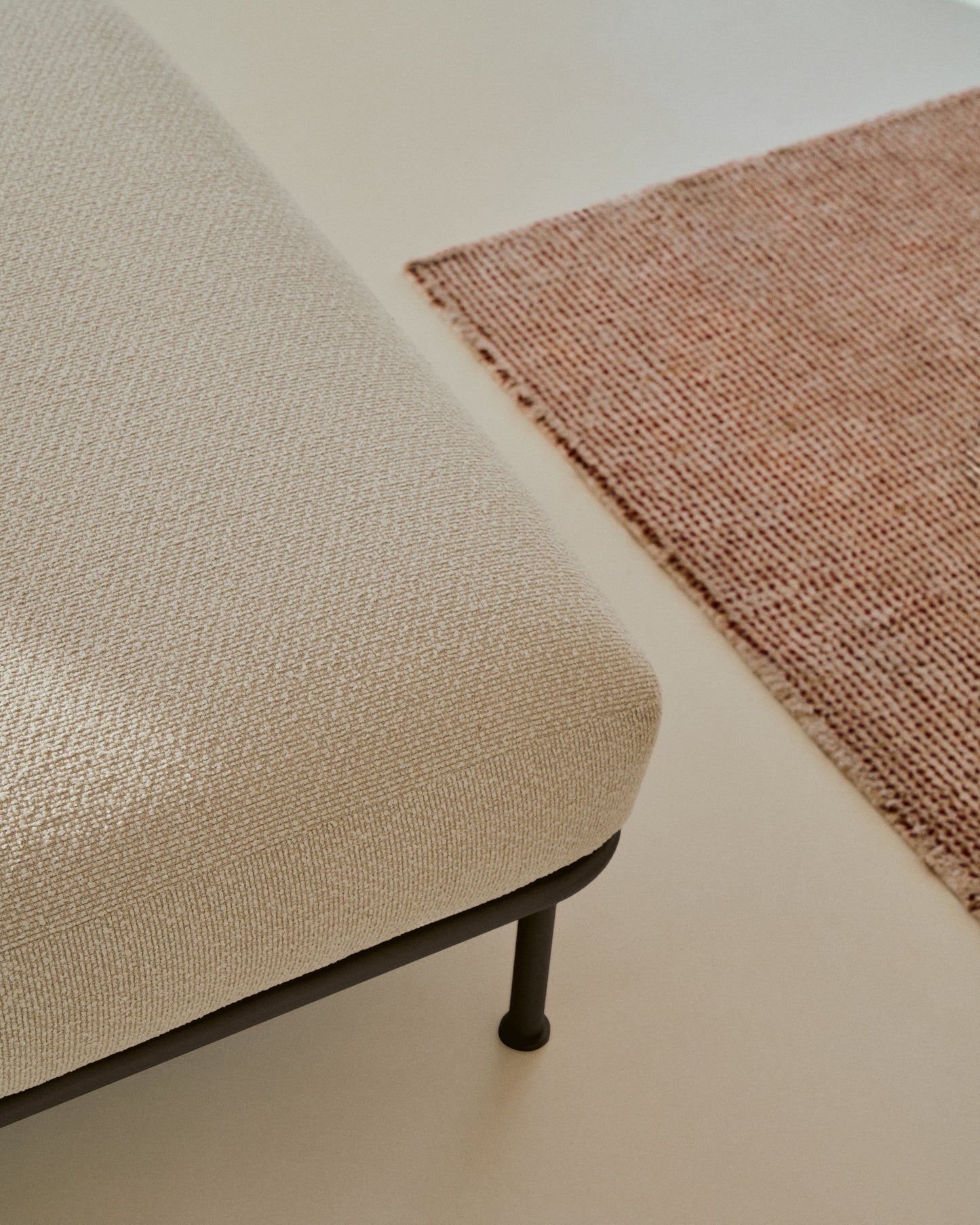 Pouf Aurum écru in metallo grigio opaco 85 x 85 cm