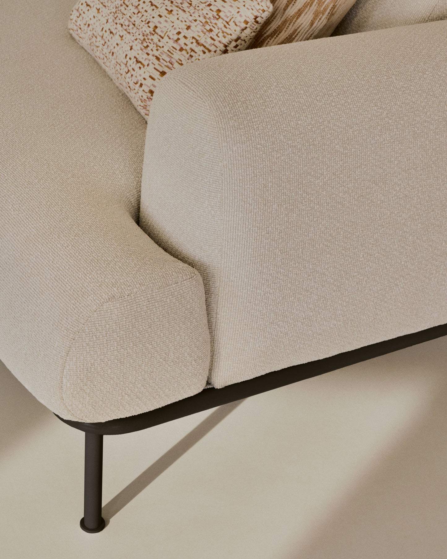 Divano Aurum 2 posti in ciniglia écru con testiera reclinabile e base in metallo grigio opaco 214 cm