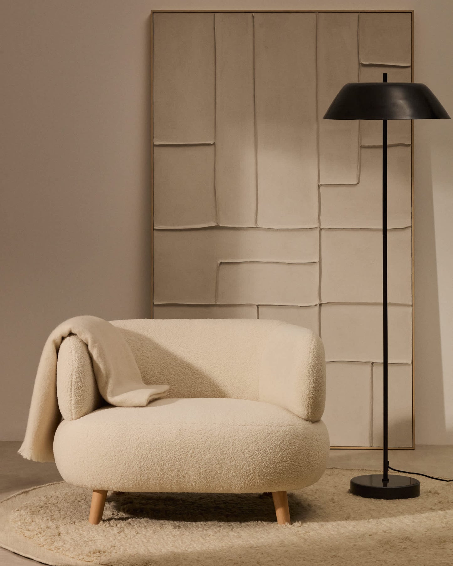Poltrona Luisa in tessuto bouclé écru in legno massiccio di faggio 90 cm