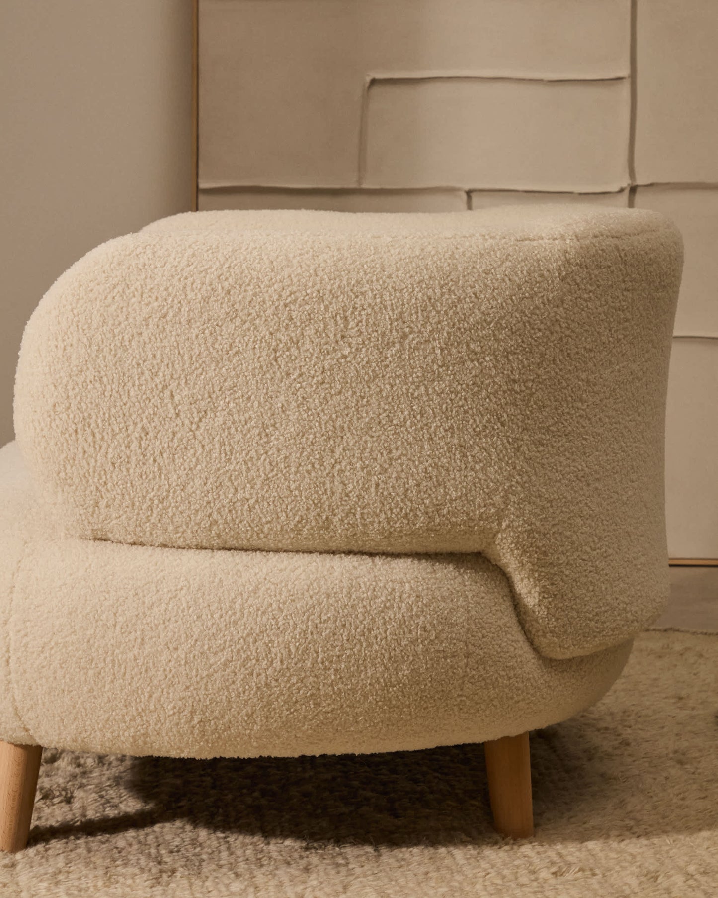 Poltrona Luisa in tessuto bouclé écru in legno massiccio di faggio 90 cm