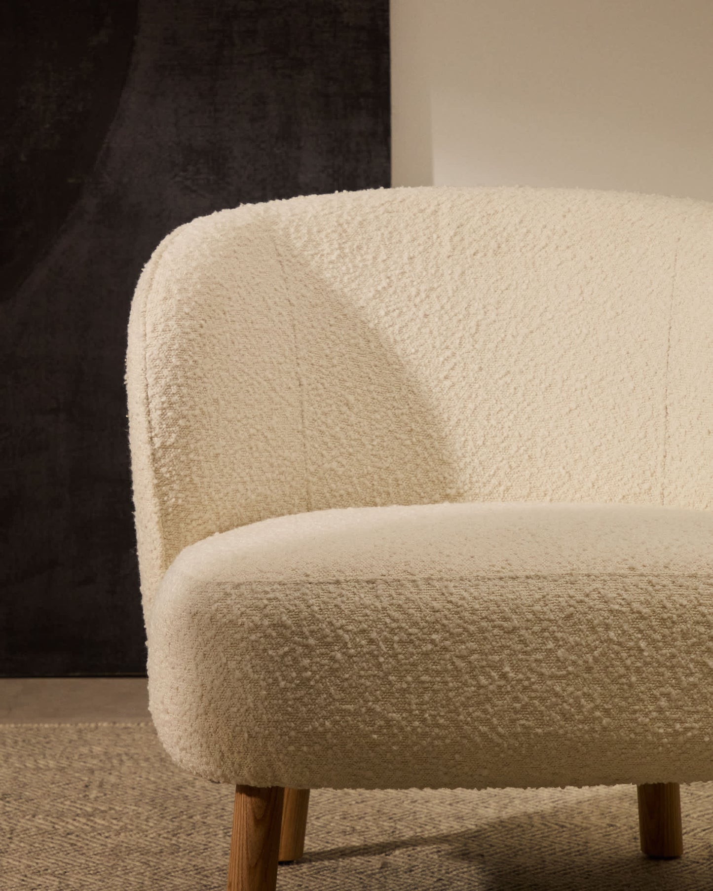 Poltrona Ulit in shearling bianco e gambe in legno massello di faggio, finitura naturale