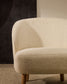 Poltrona Ulit in shearling bianco e gambe in legno massello di faggio, finitura naturale