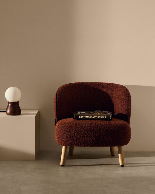 Poltrona Ulit in shearling terracotta e piedi in legno massello di faggio finitura naturale
