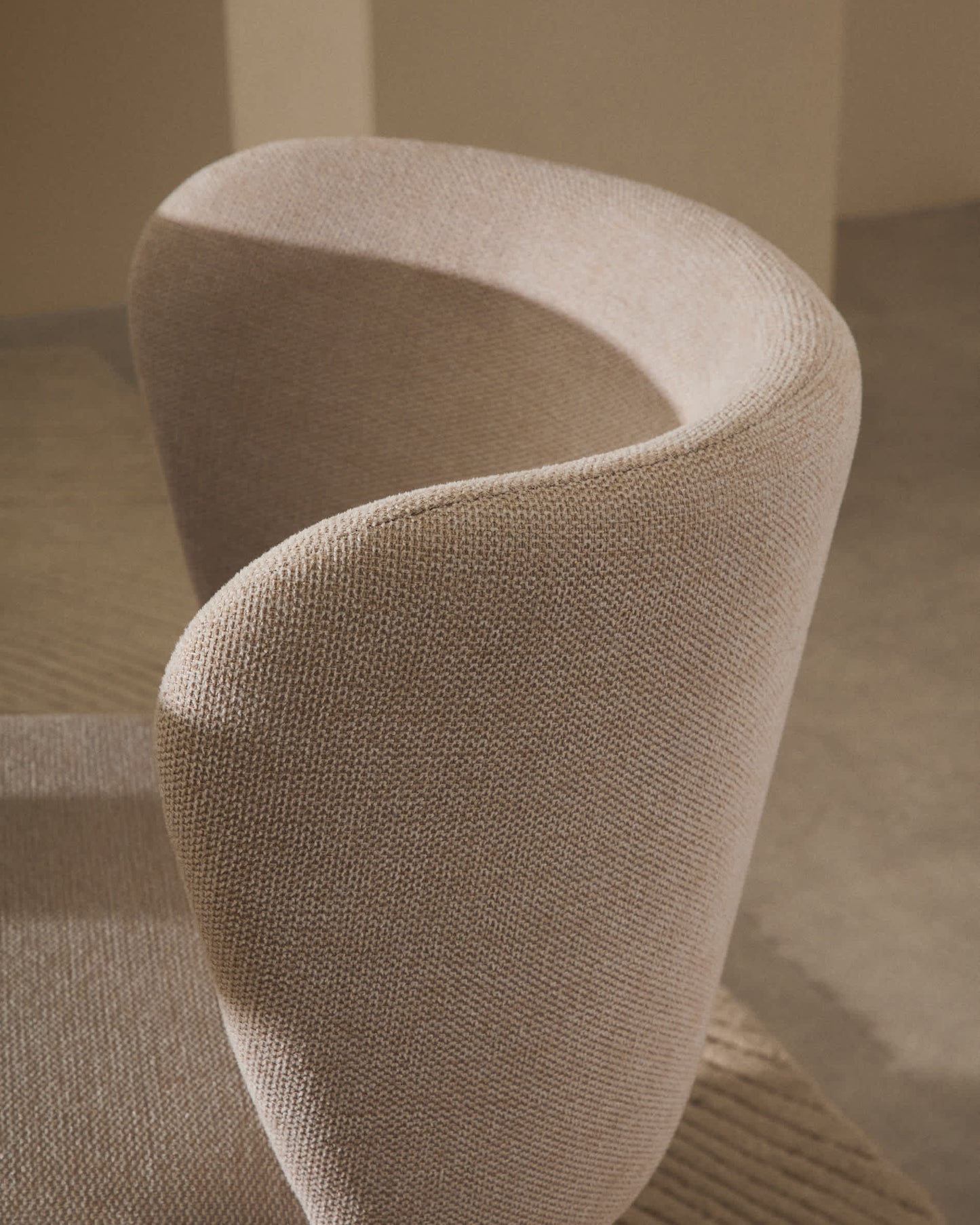 Sedia Ciselia in ciniglia beige e acciaio beige