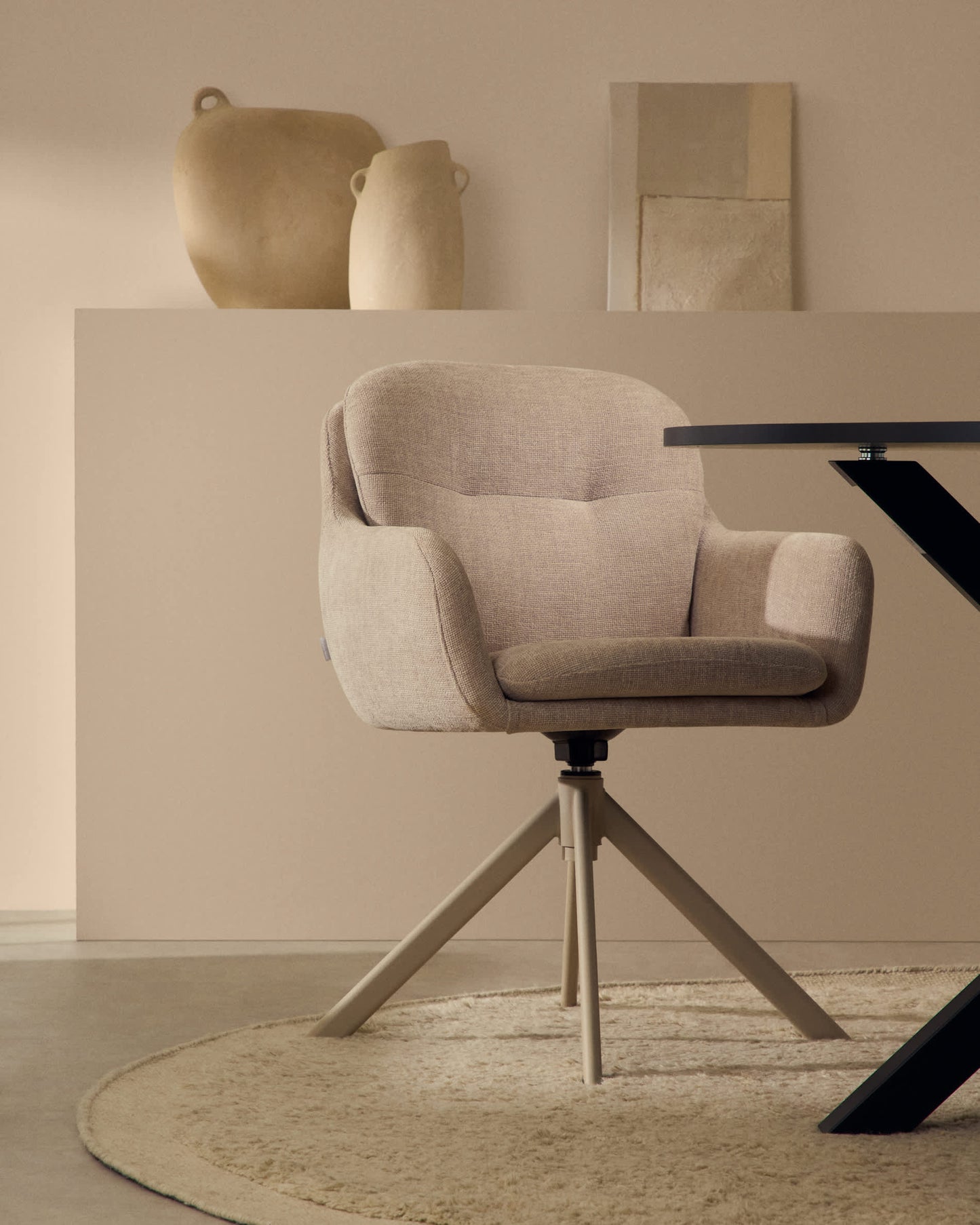 Sedia girevole Lexa di ciniglia beige e gambe in acciaio con finitura beige