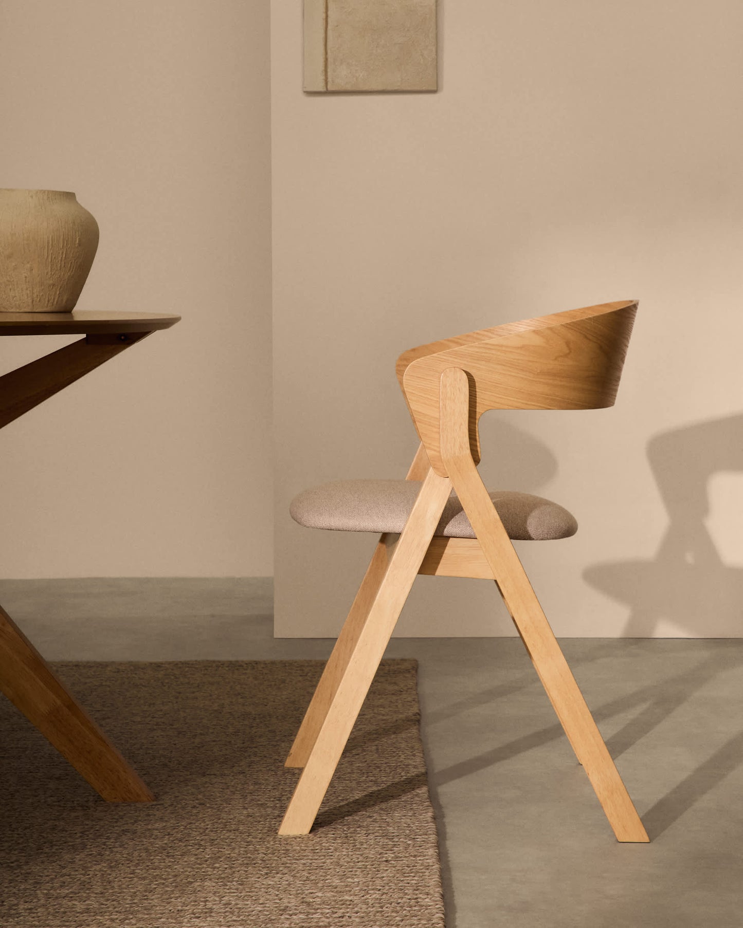 Sedia Godia in impiallacciato di frassino e legno massello di hevea finitura naturale e ciniglia beige