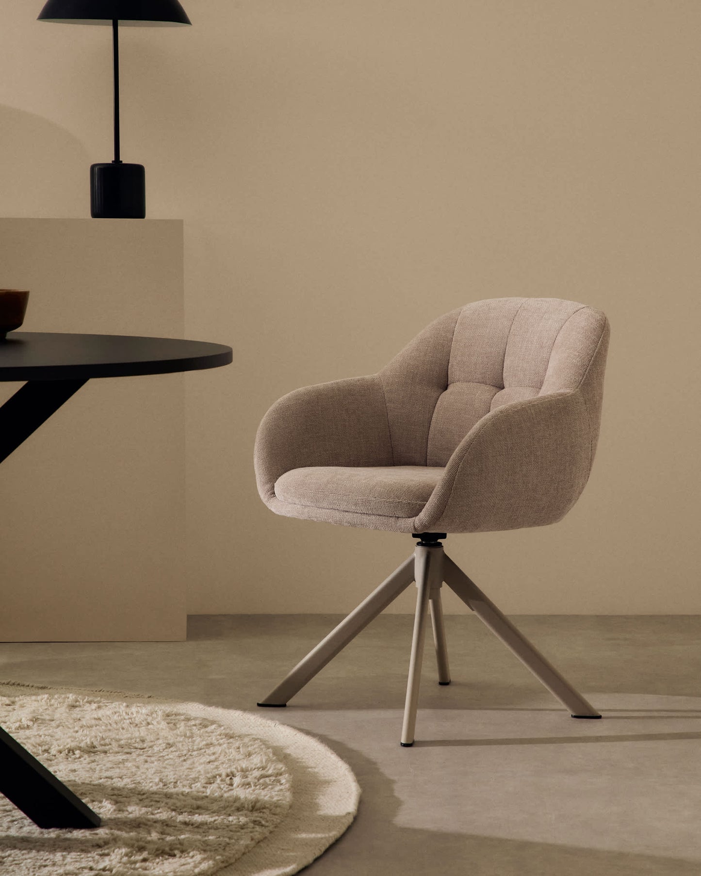 Sedia girevole Dorina di ciniglia beige e gambe in acciaio con finitura beige