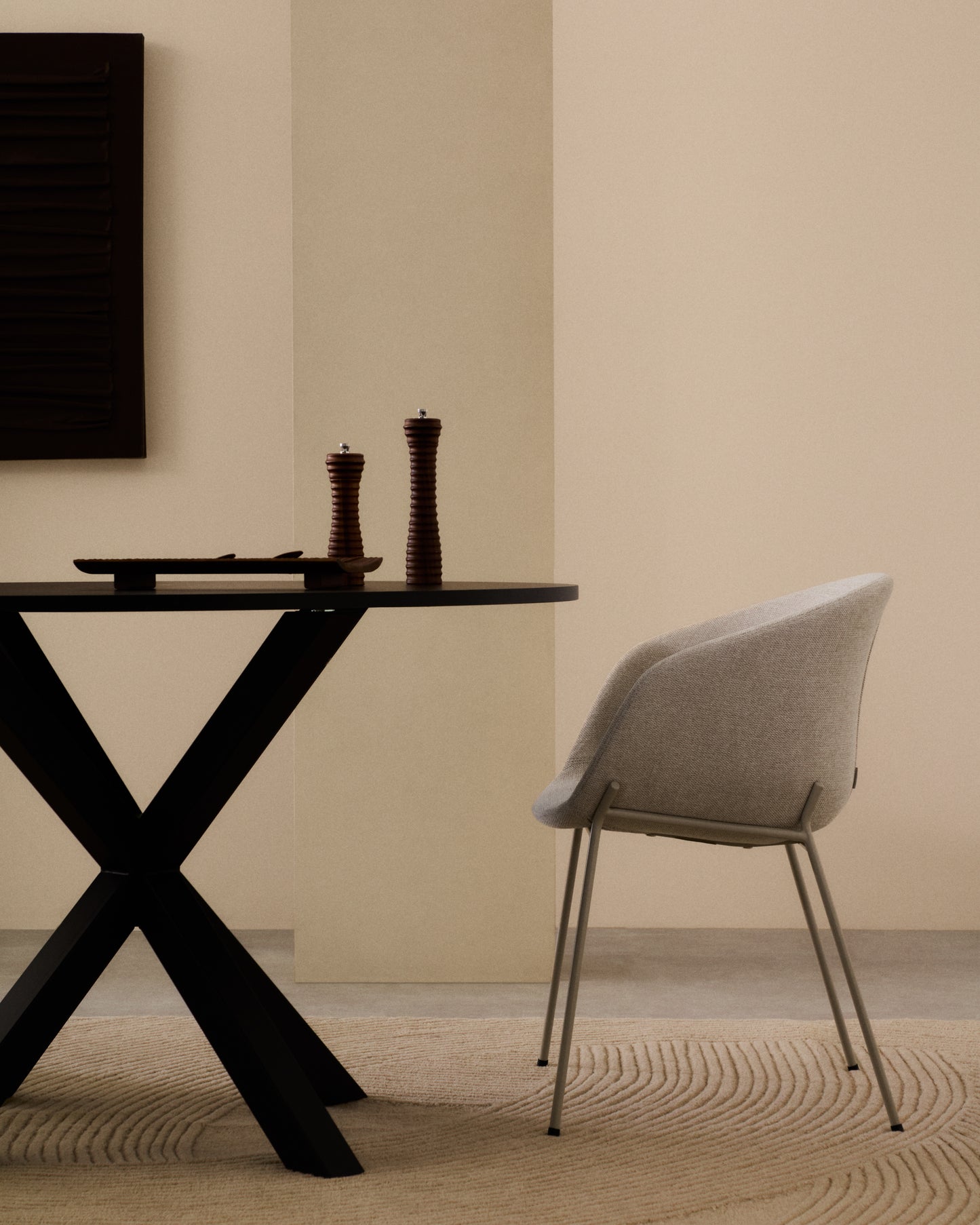 Sedia Yvette di ciniglia beige e gambe in acciaio con finitura beige