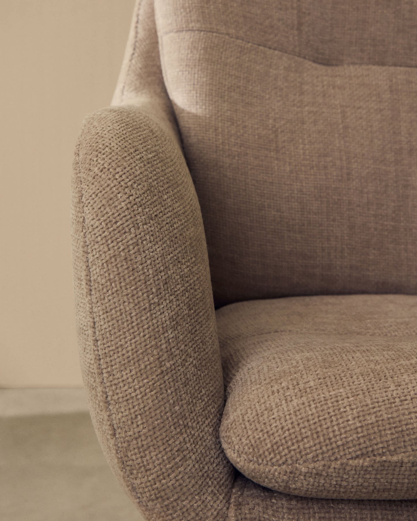 Sedia girevole Lexa di ciniglia beige e gambe in acciaio con finitura beige