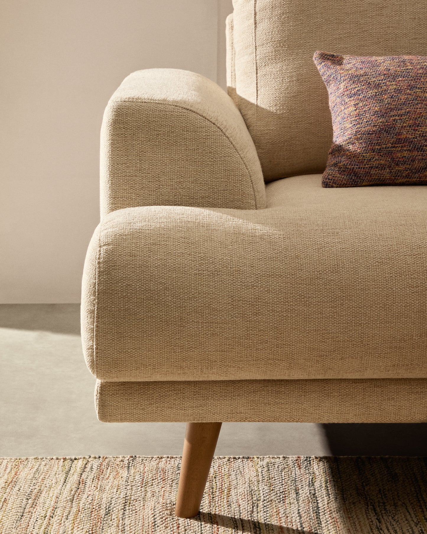 Divano Karin 2 posti in ciniglia beige con gambe in legno di faggio massiccio 211 cm