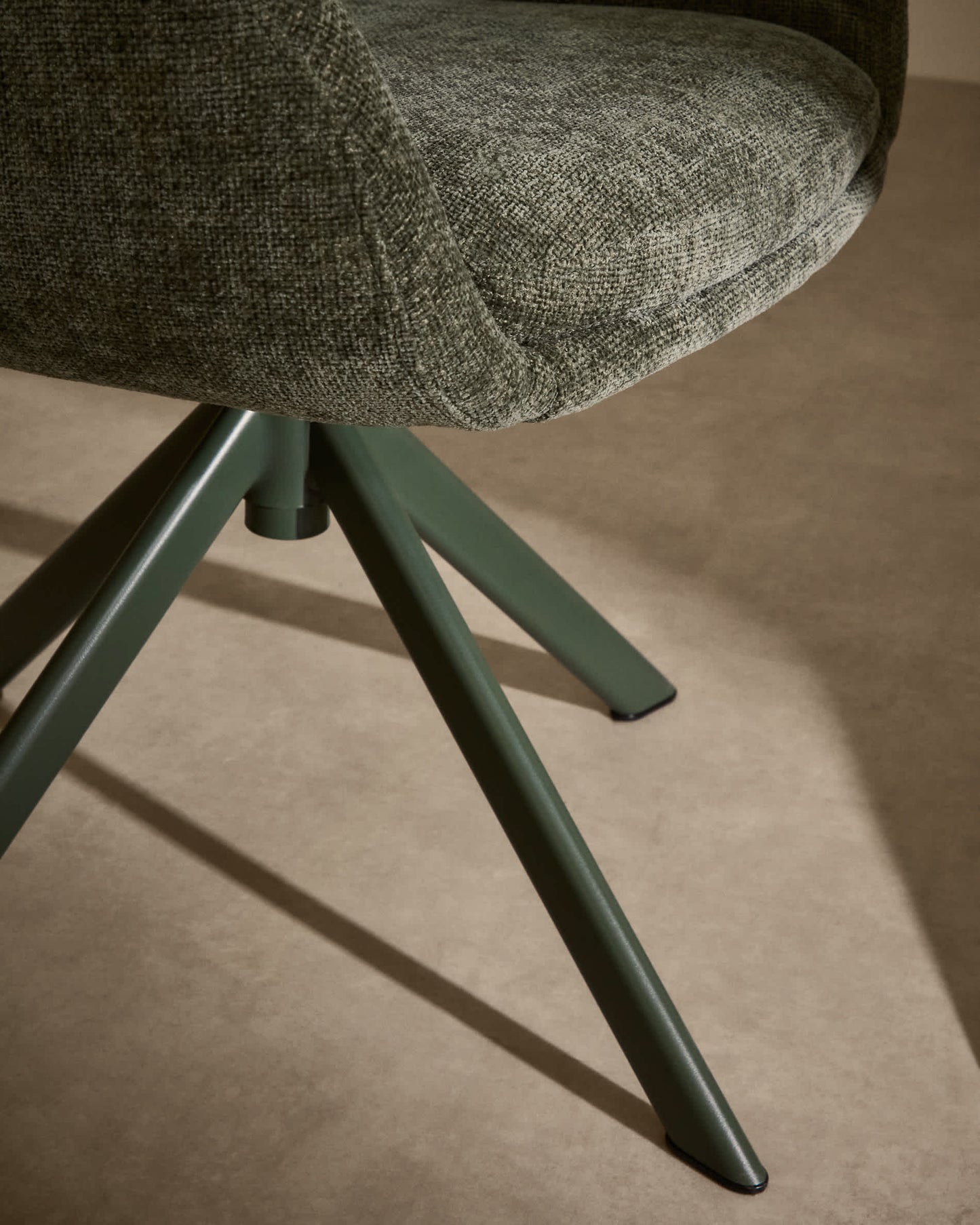Sedia girevole Lexa di ciniglia verde e gambe in acciaio con finitura verde