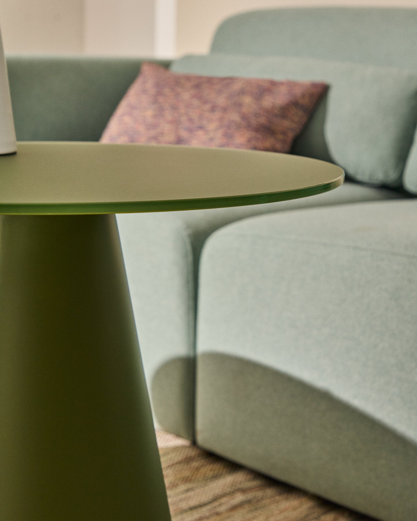 Tavolo d’appoggio Wilshire in vetro temperato smerigliato e acciaio verniciato verde opaco Ø 50cm