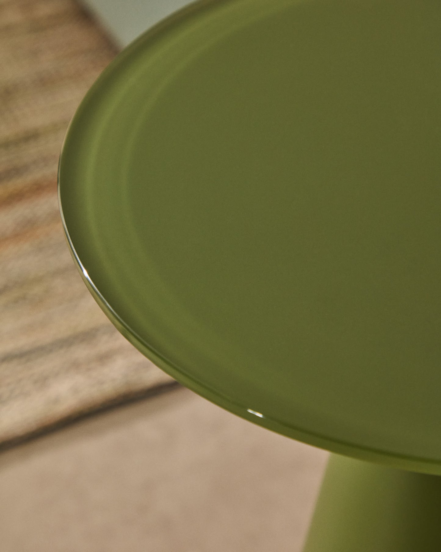 Tavolino d’appoggio Wilshire in vetro temperato smerigliato e acciaio verniciato verde opaco Ø35cm