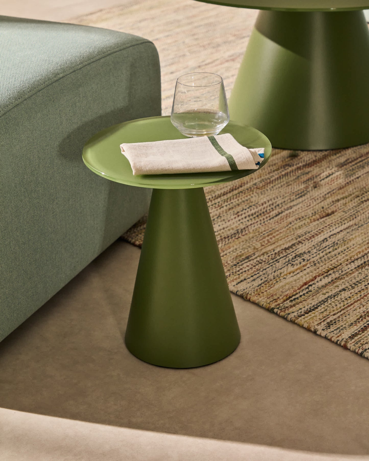 Tavolo d’appoggio Wilshire in vetro temperato smerigliato e acciaio verniciato verde opaco Ø30cm