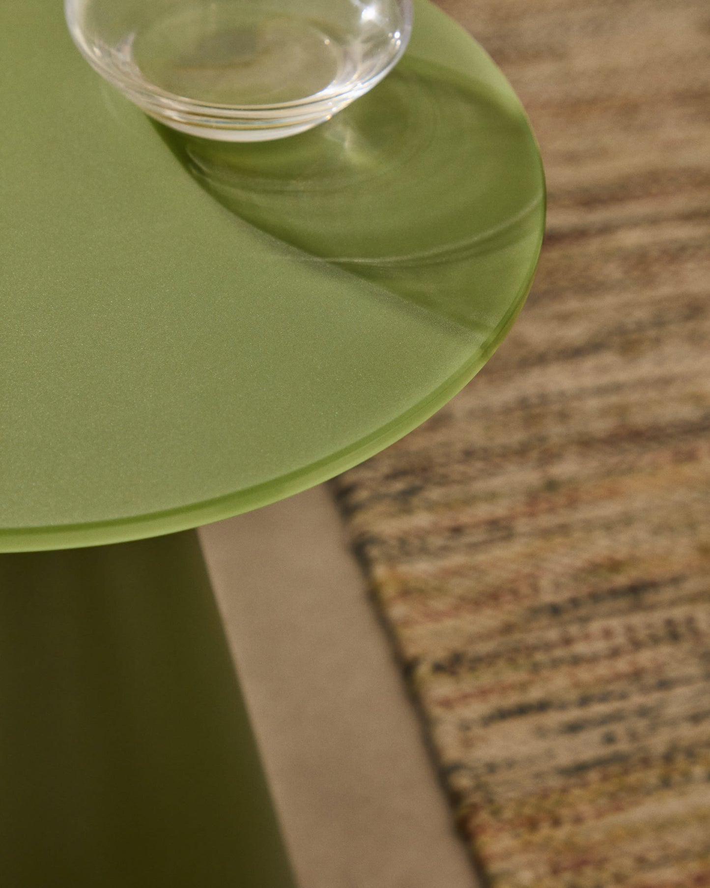 Tavolo d’appoggio Wilshire in vetro temperato smerigliato e acciaio verniciato verde opaco Ø30cm