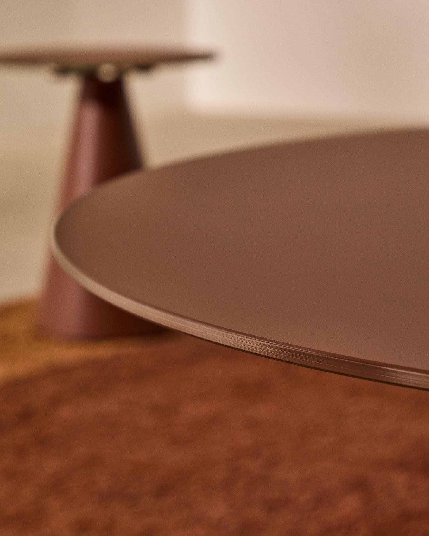 Tavolino Wilshire in vetro temperato smerigliato e acciaio verniciato terracotta satinato Ø 80cm