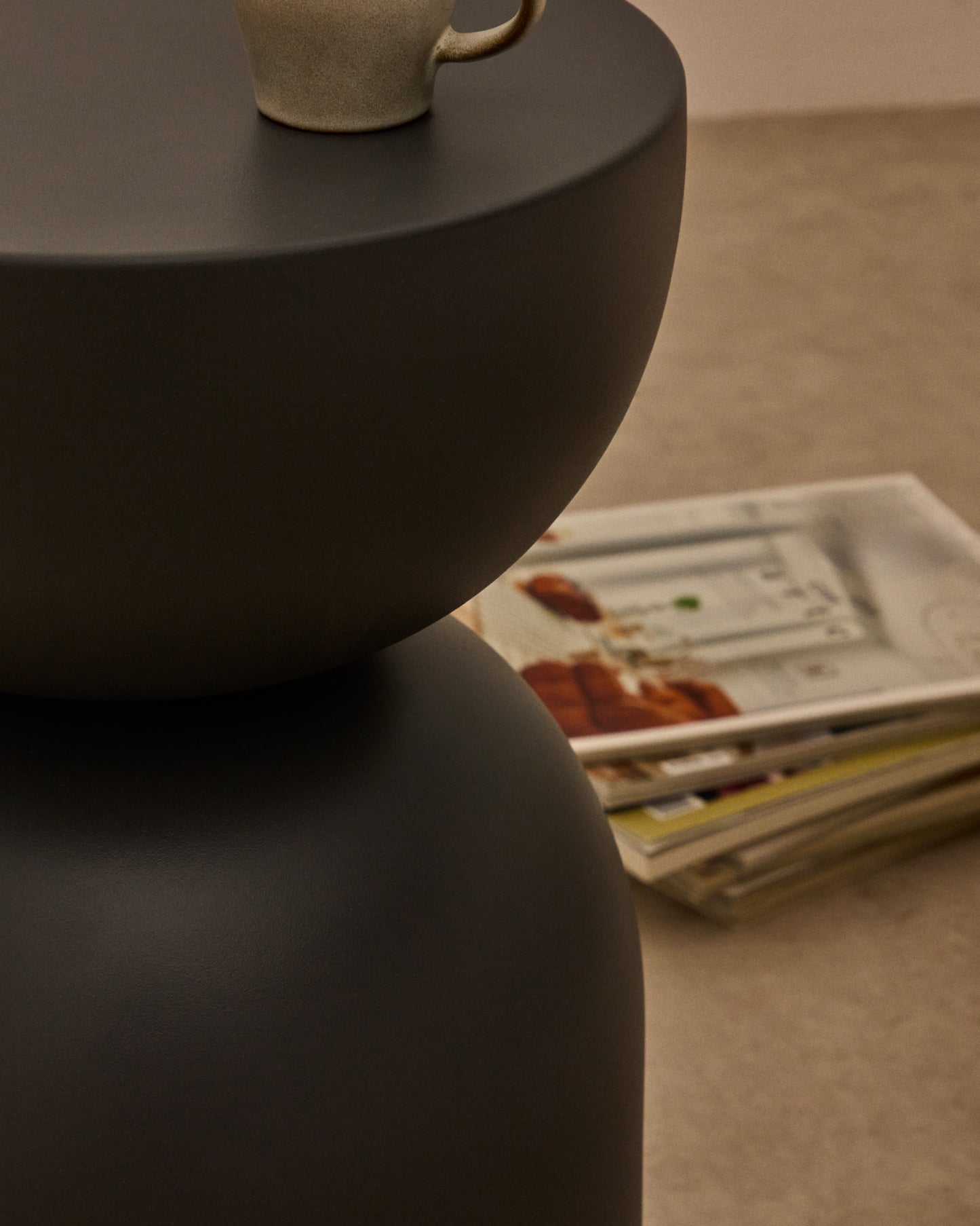 Tavolino ausiliario Rachell in metallo con finitura verniciata grigia Ø 30 cm