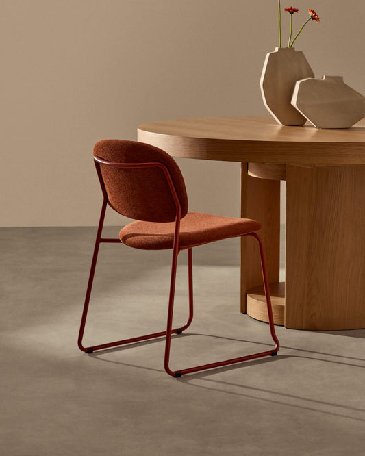 Sedia impilabile Meli in ciniglia terracotta e gambe in metallo terracotta FSC Mix Credit