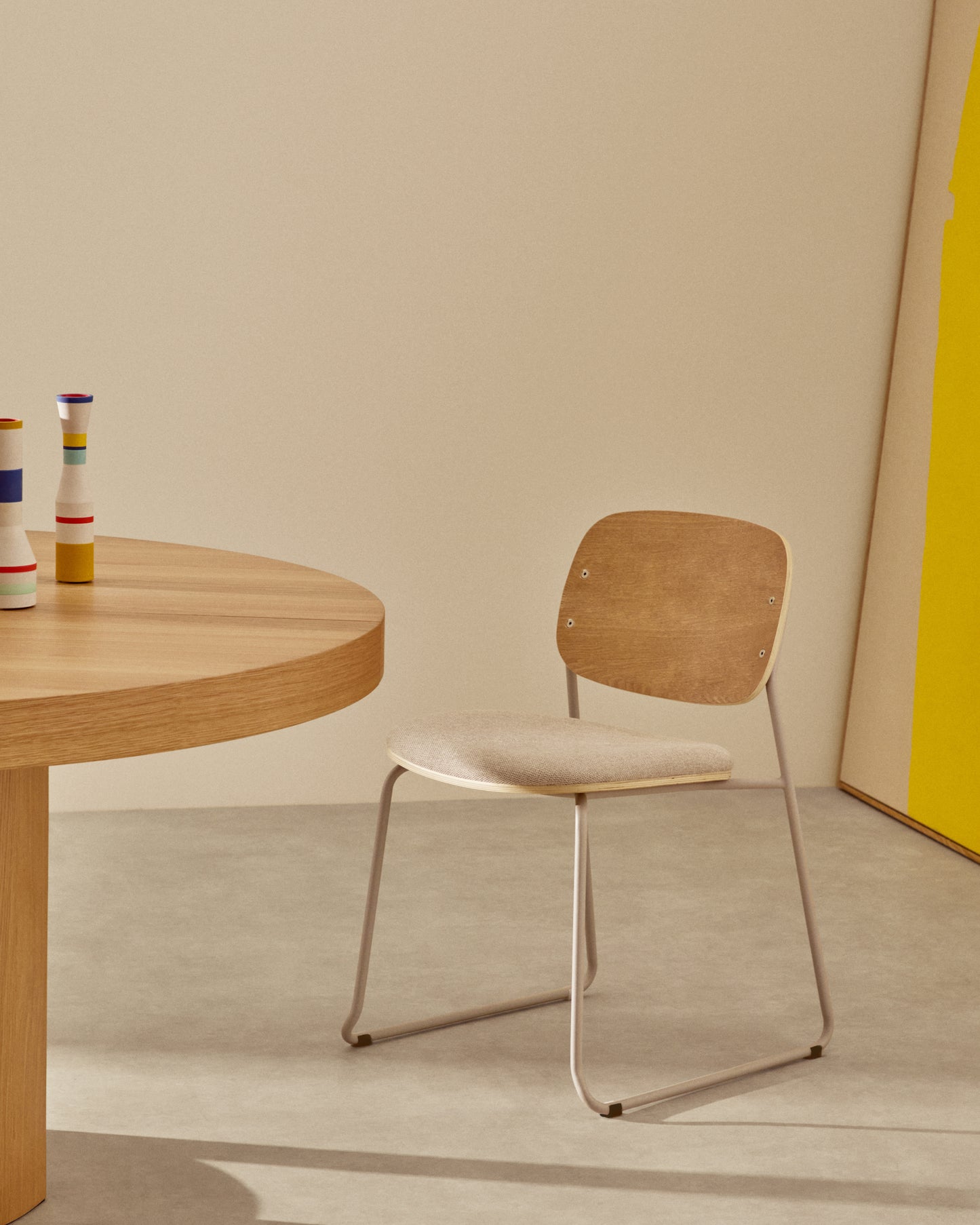 Sedia impilabile Meli in compensato di pioppo con seduta in ciniglia beige e gambe in metallo beige