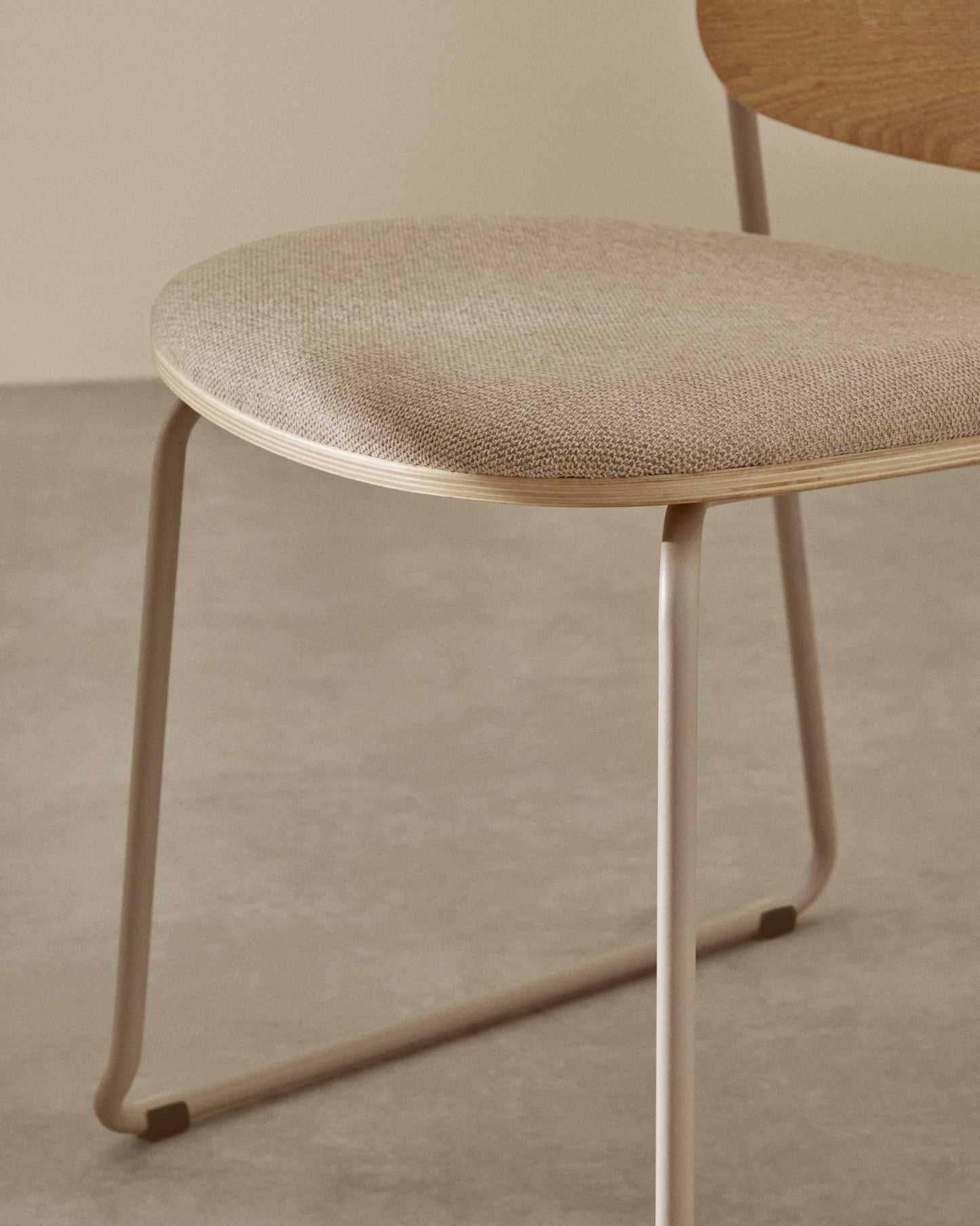 Sedia impilabile Meli in compensato di pioppo con seduta in ciniglia beige e gambe in metallo beige