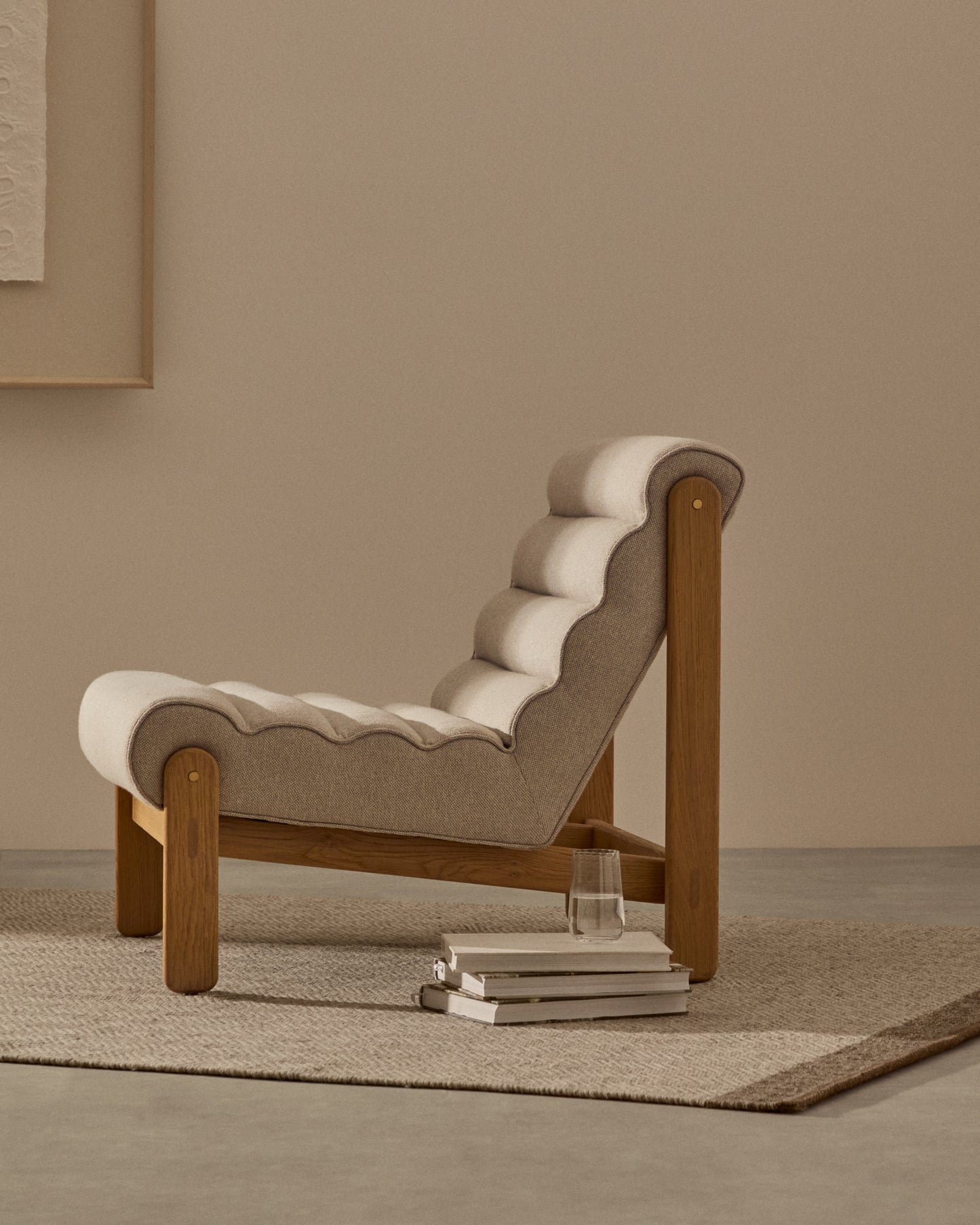 Poltrona Magira beige in rovere massiccio con finitura naturale
