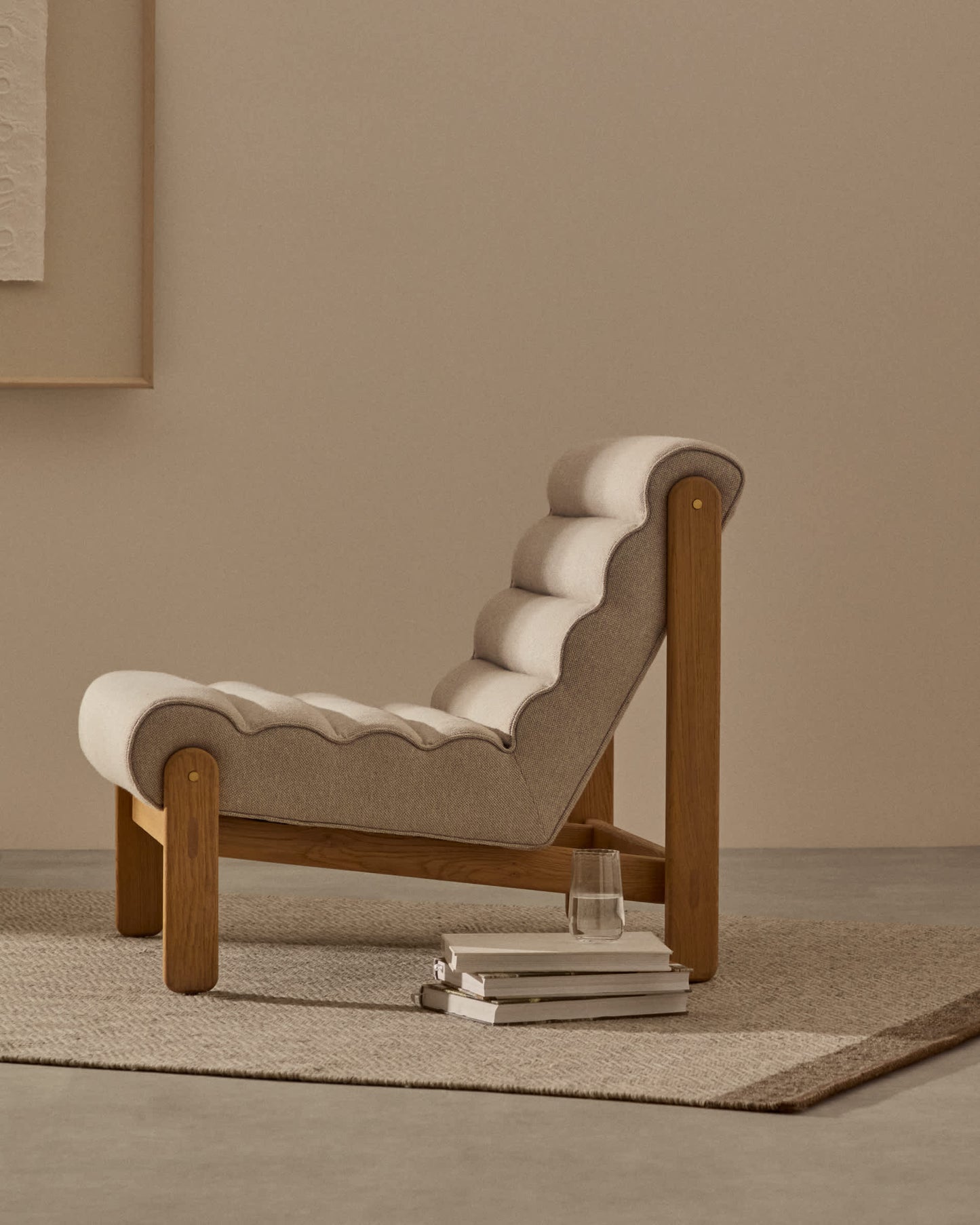 Poltrona Magira beige in rovere massiccio con finitura naturale