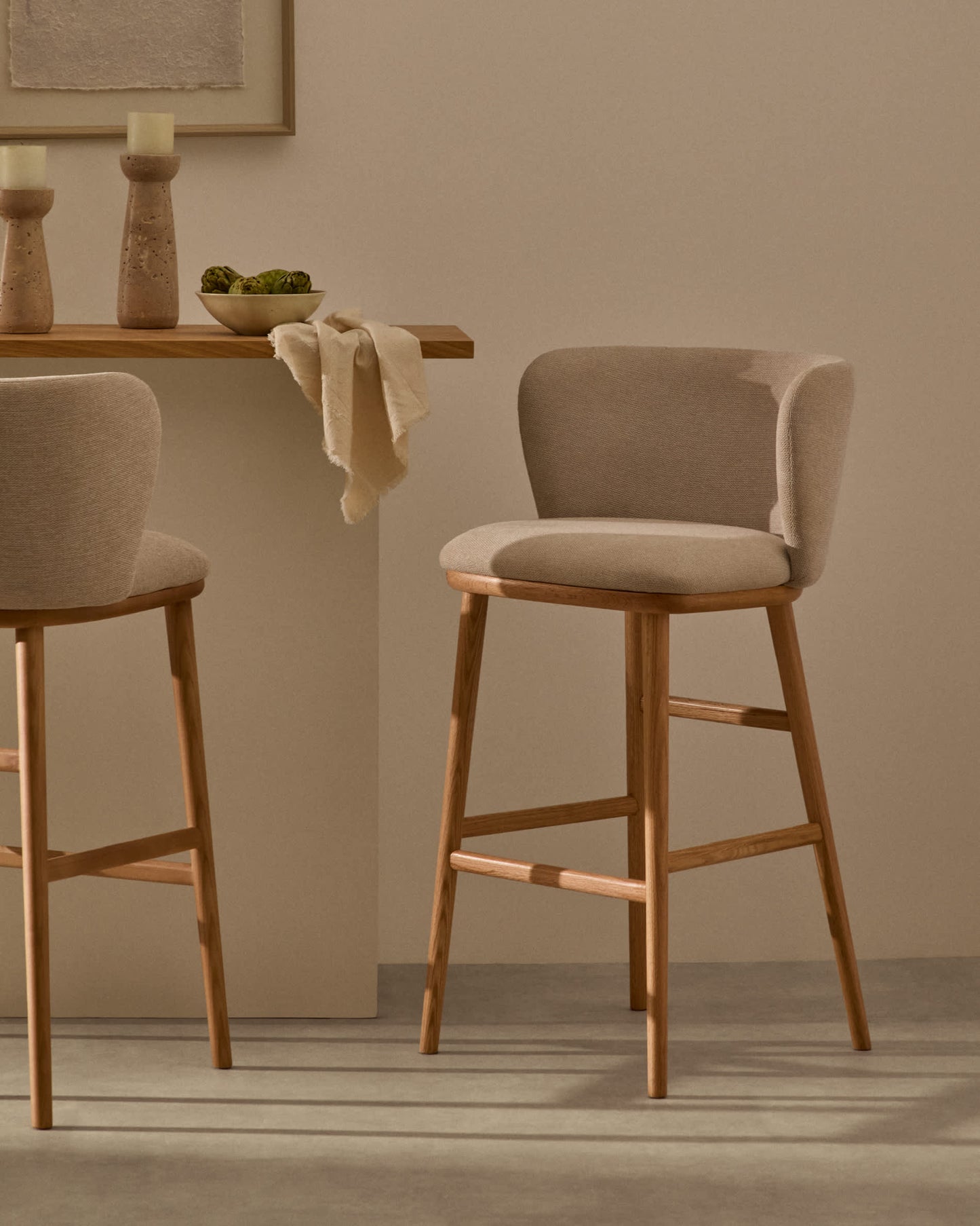 Sgabello Ciselia ciniglia beige legno di frassino finitura tono naturale 65 cm