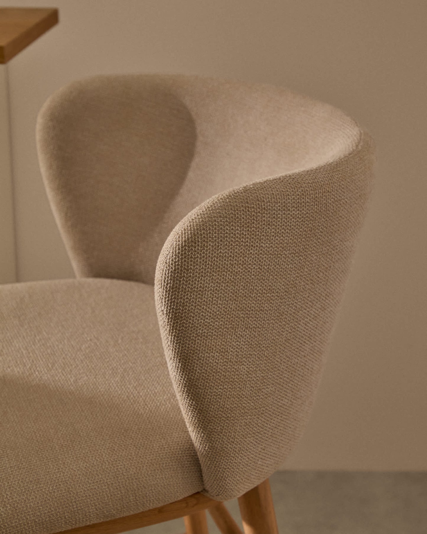 Sgabello Ciselia ciniglia beige legno di frassino finitura tono naturale 75 cm
