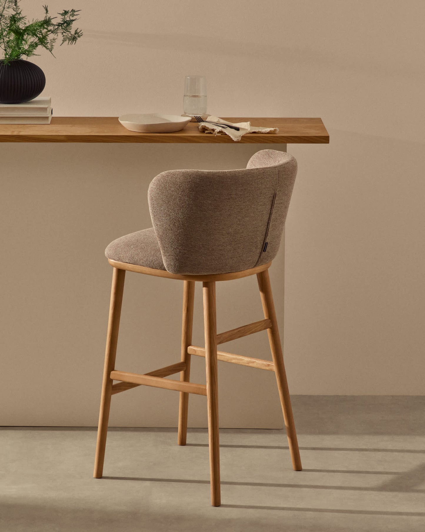 Sgabello Ciselia ciniglia marrone legno di frassino finitura tono naturale 65 cm