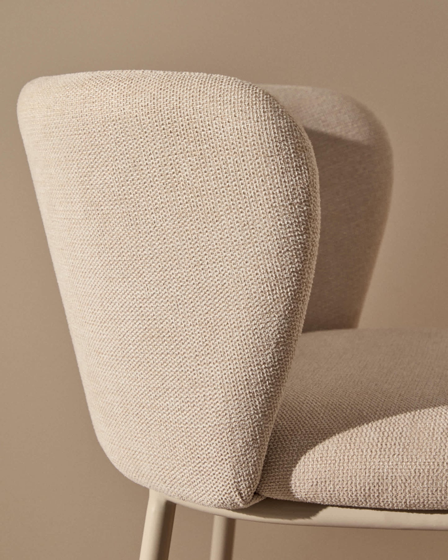 Sgabello Ciselia in ciniglia beige e acciaio beige altezza 75 cm