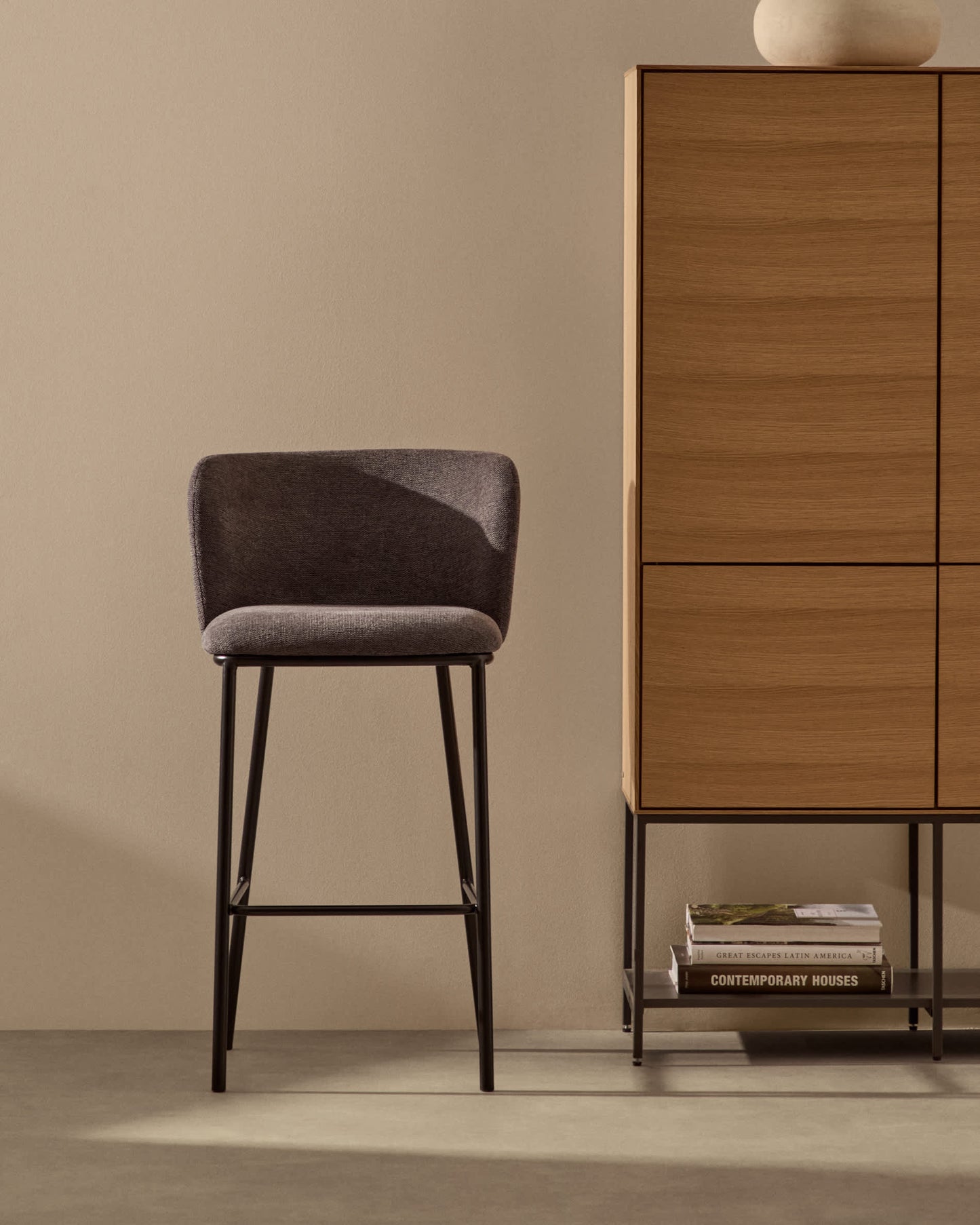 Sgabello Ciselia in ciniglia grigio scuro e gambe acciaio nero altezza 75 cm