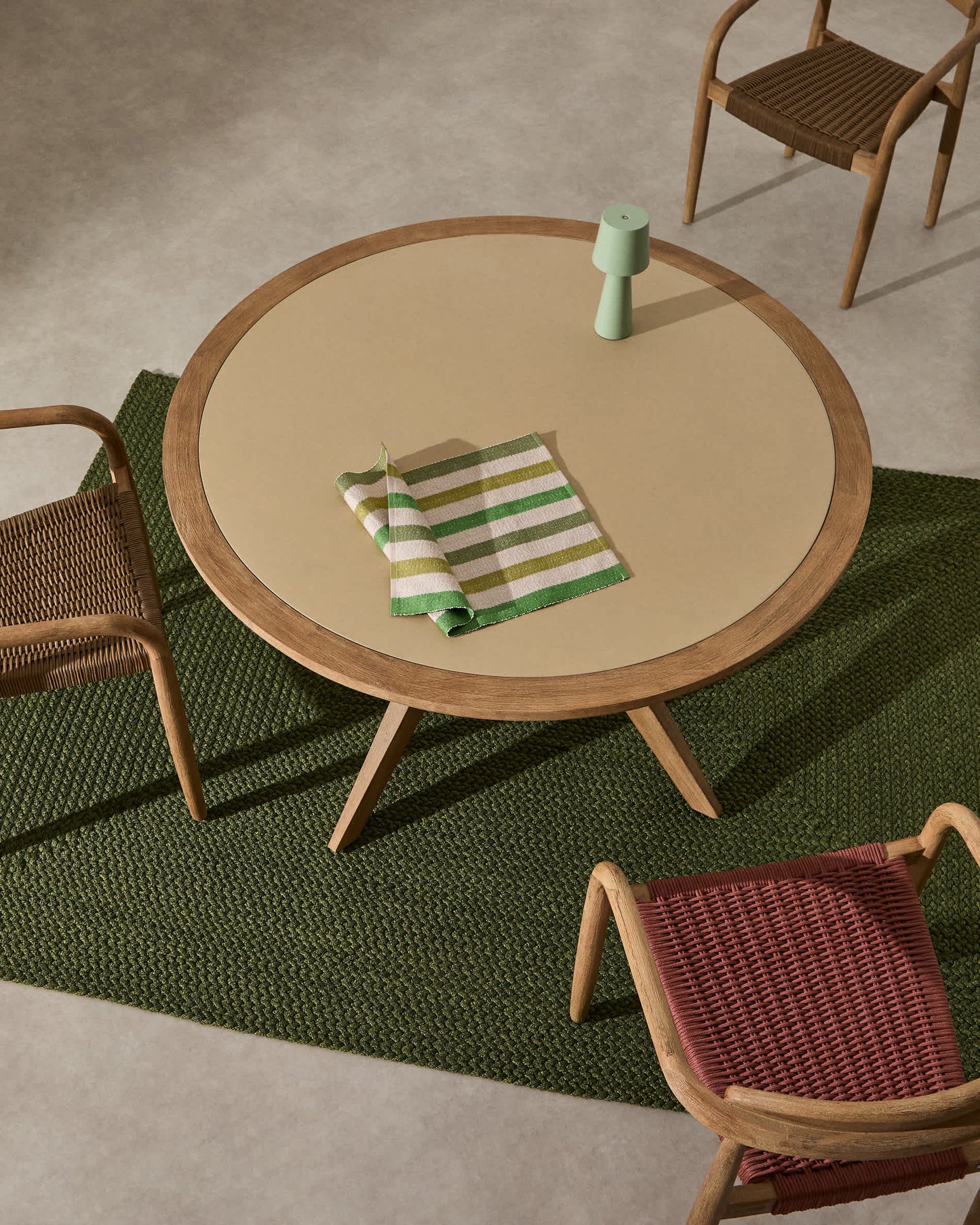 Tavolo rotondo Julieta in polycement beige e legno massiccio di acacia Ø 120 cm