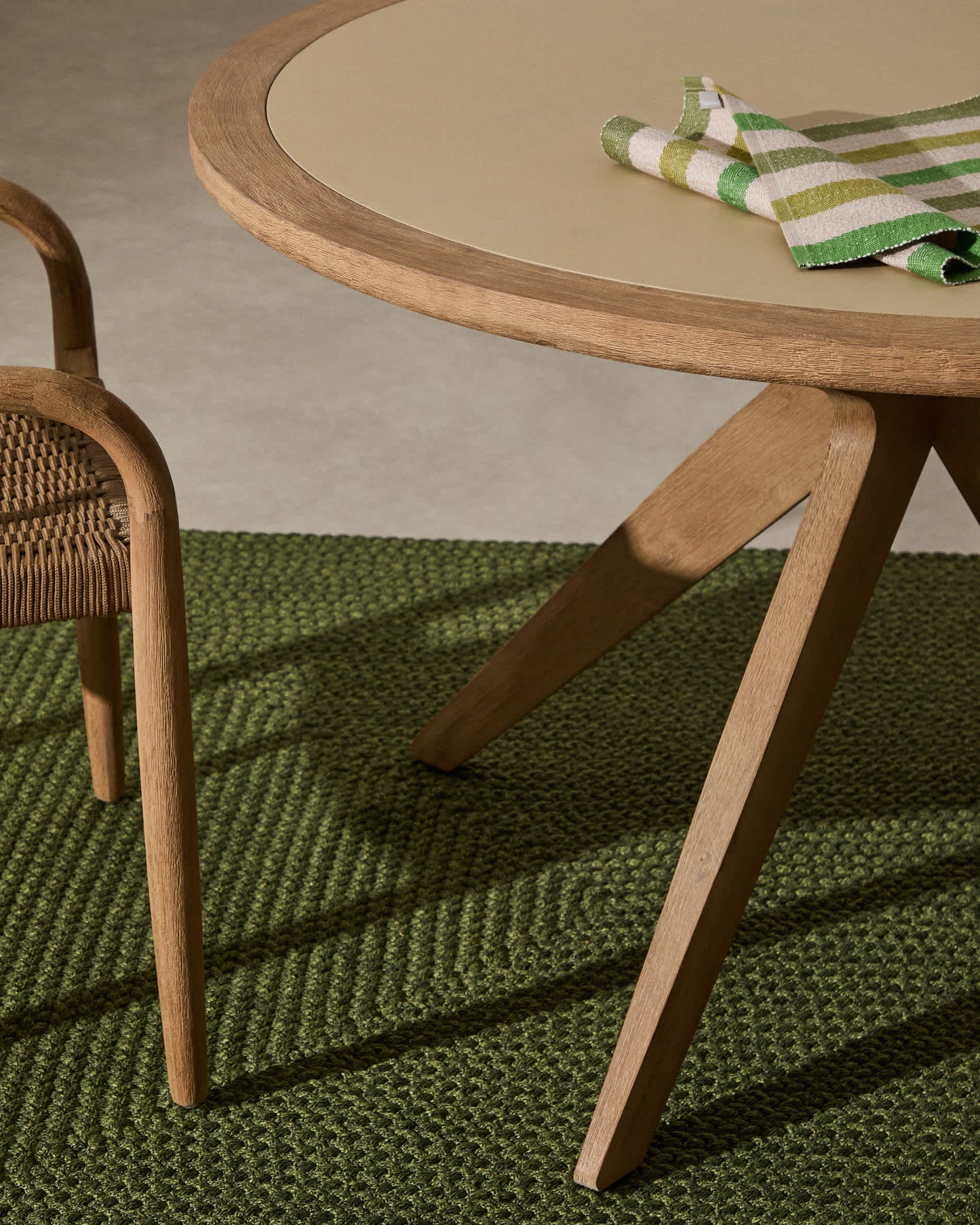 Tavolo rotondo Julieta in polycement beige e legno massiccio di acacia Ø 120 cm