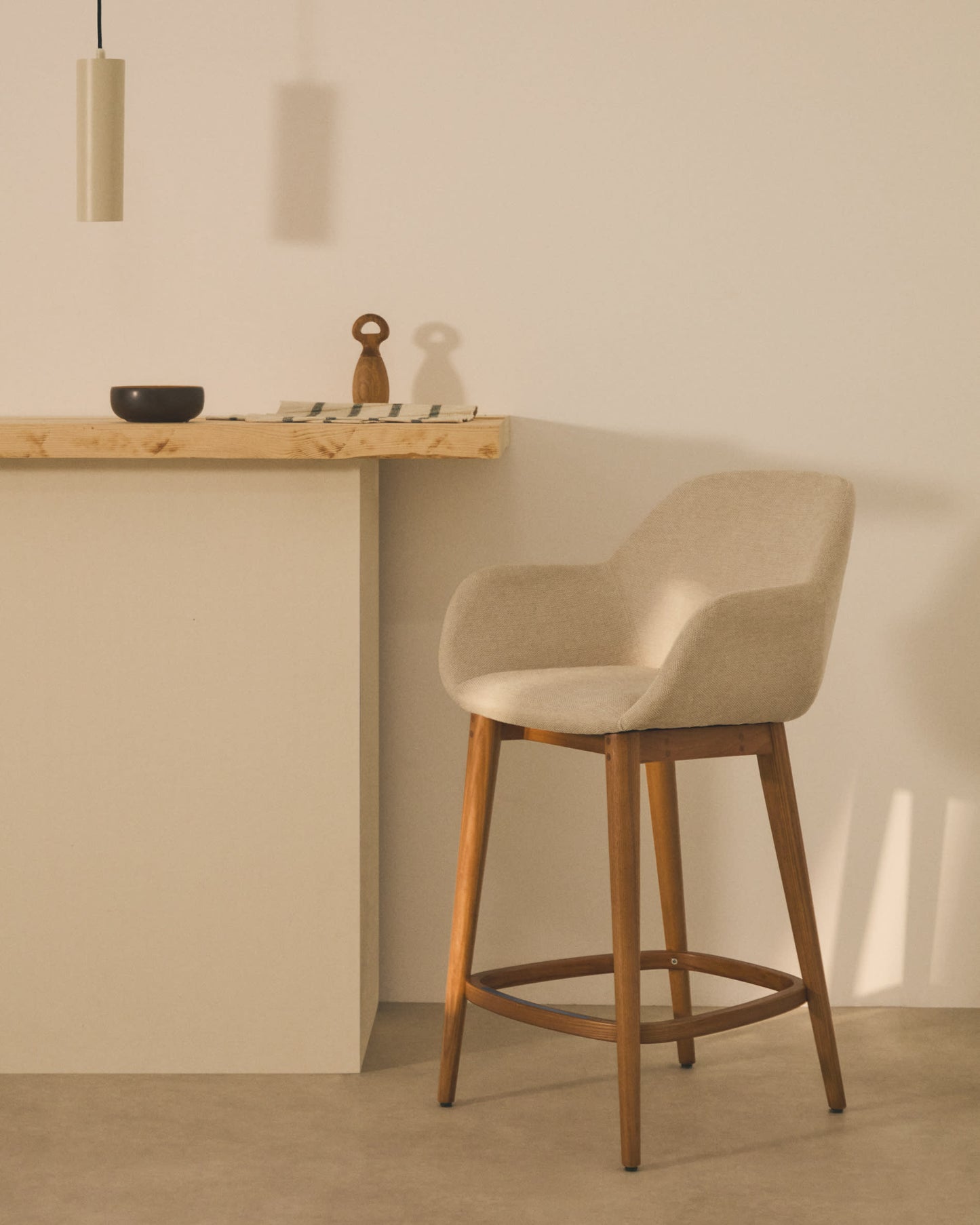 Sgabello Konna beige e gambe in legno massello di frassino finitura scura 65 cm