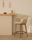 Sgabello Konna beige e gambe in legno massello di frassino finitura scura 65 cm