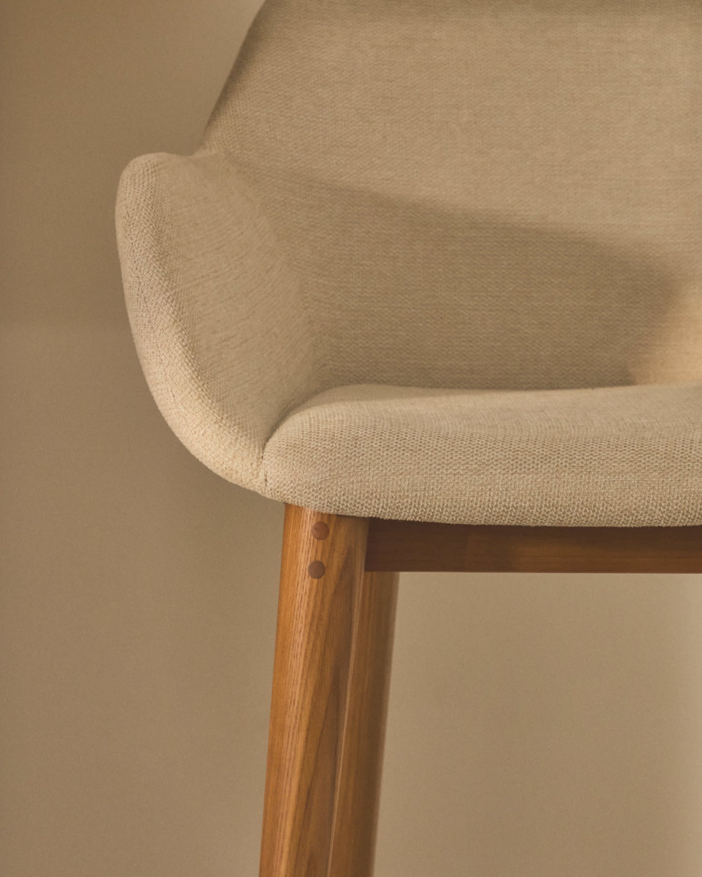 Sgabello Konna beige e gambe in legno massello di frassino finitura scura 65 cm