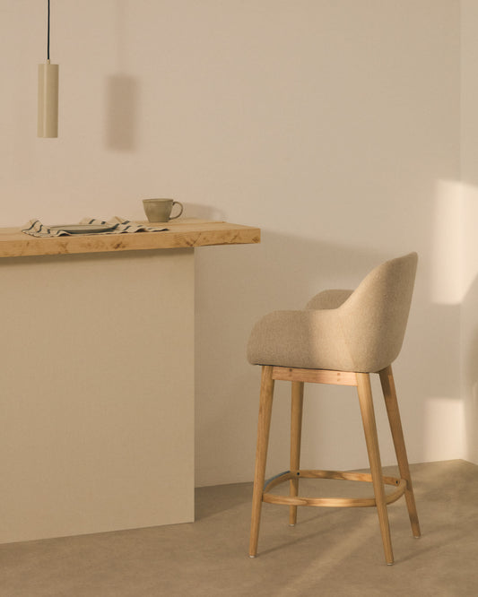 Sgabello Konna beige e gambe in legno massello di frassino finitura chiara 65 cm