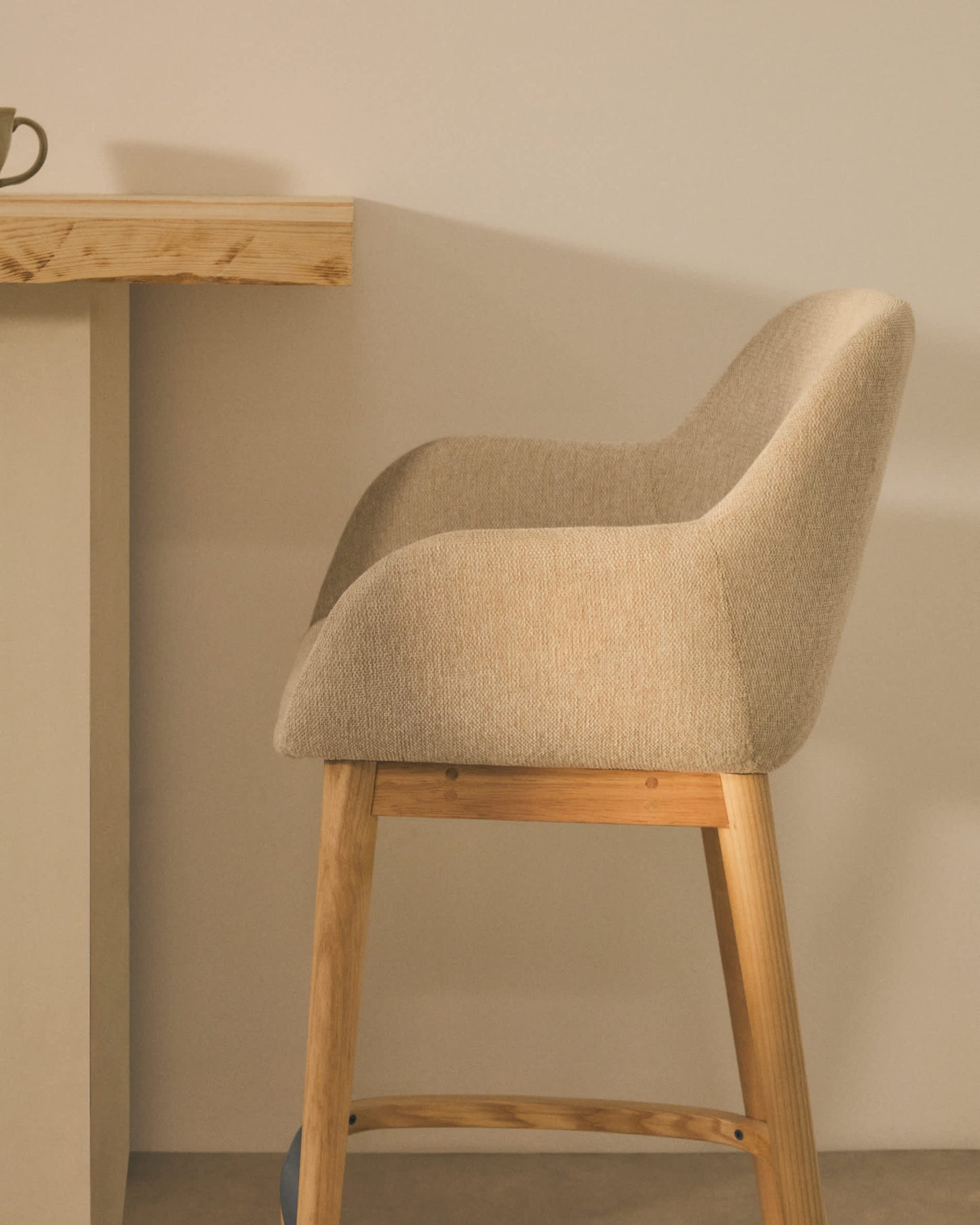 Sgabello Konna beige e gambe in legno massello di frassino finitura chiara 65 cm