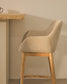Sgabello Konna beige e gambe in legno massello di frassino finitura chiara 65 cm