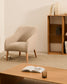 Poltrona Bobly beige e legno massello di faggio con finitura naturale FSC Mix Credit