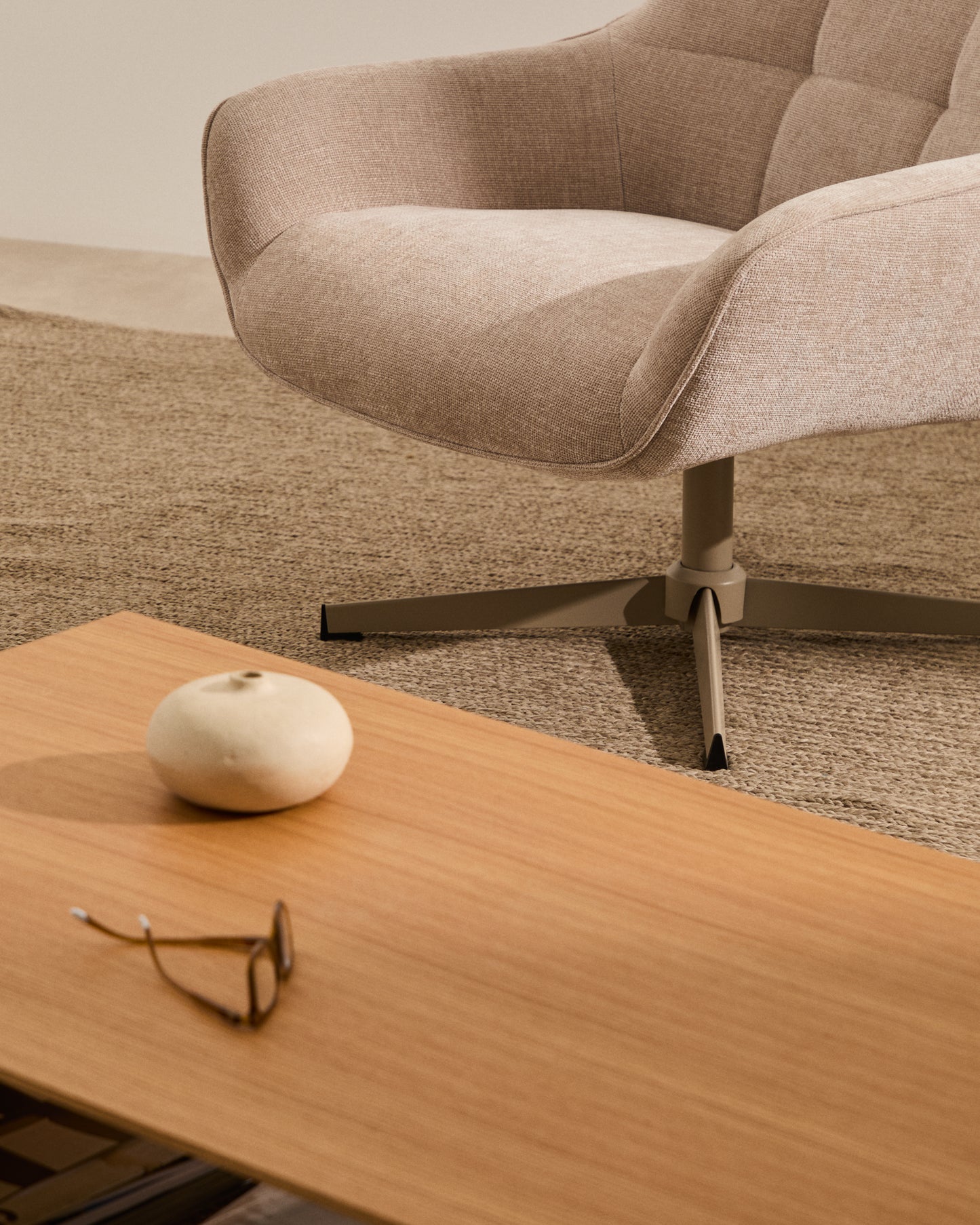 Poltrona girevole Teryl di ciniglia beige e metallo con finitura grigio