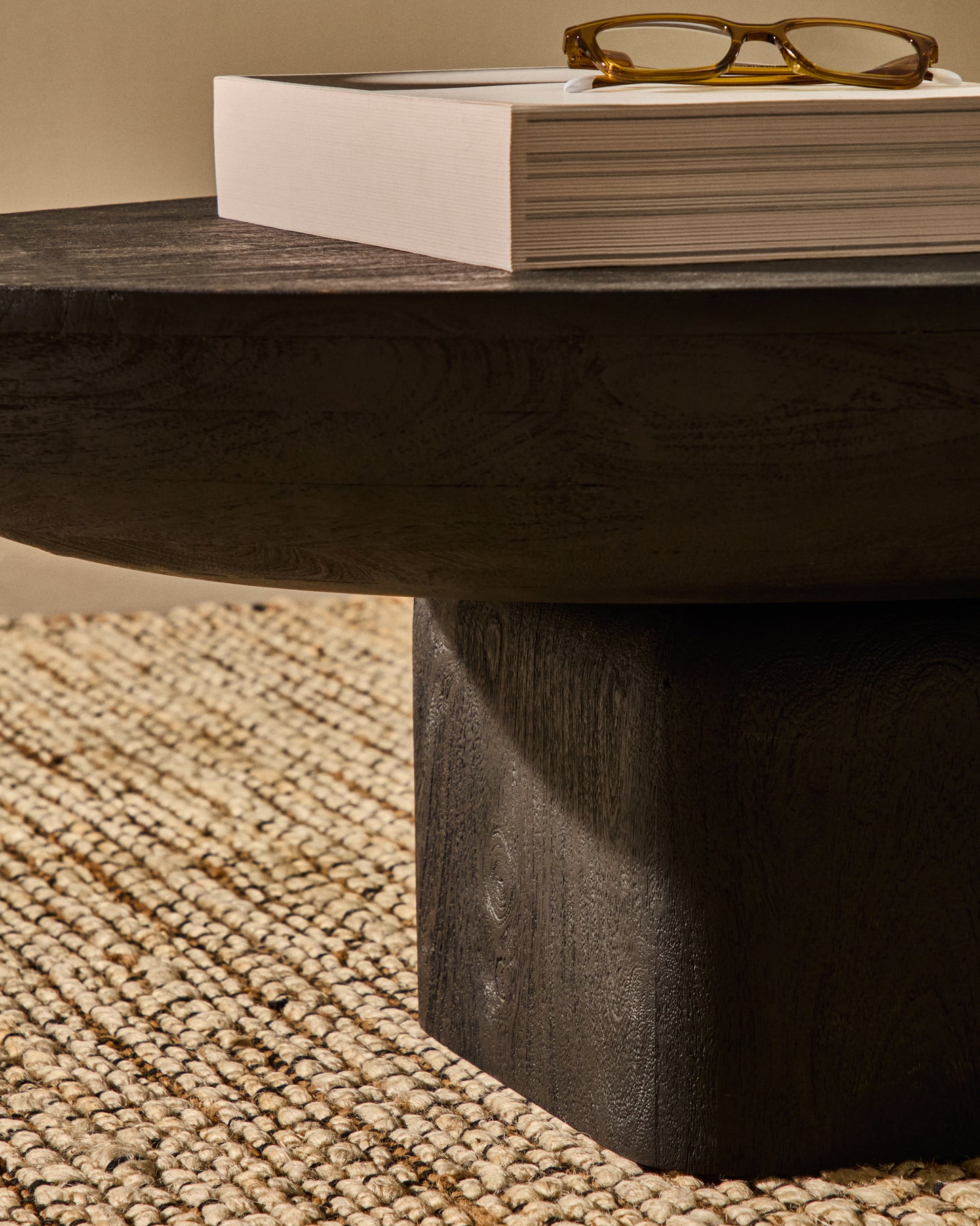 Tavolino da appoggio Ovak in legno massiccio di acacia con finitura nera 140 x 70 cm