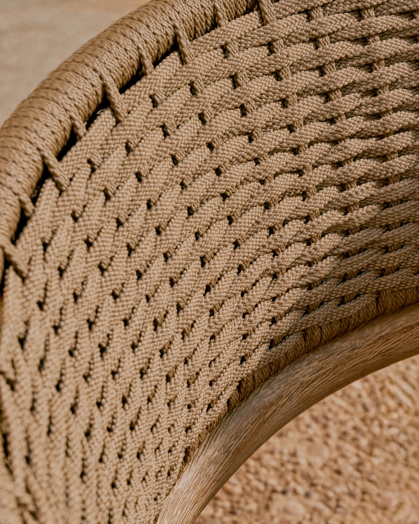 Poltrona Arinella in legno massiccio di acacia, finitura naturale e corda beige