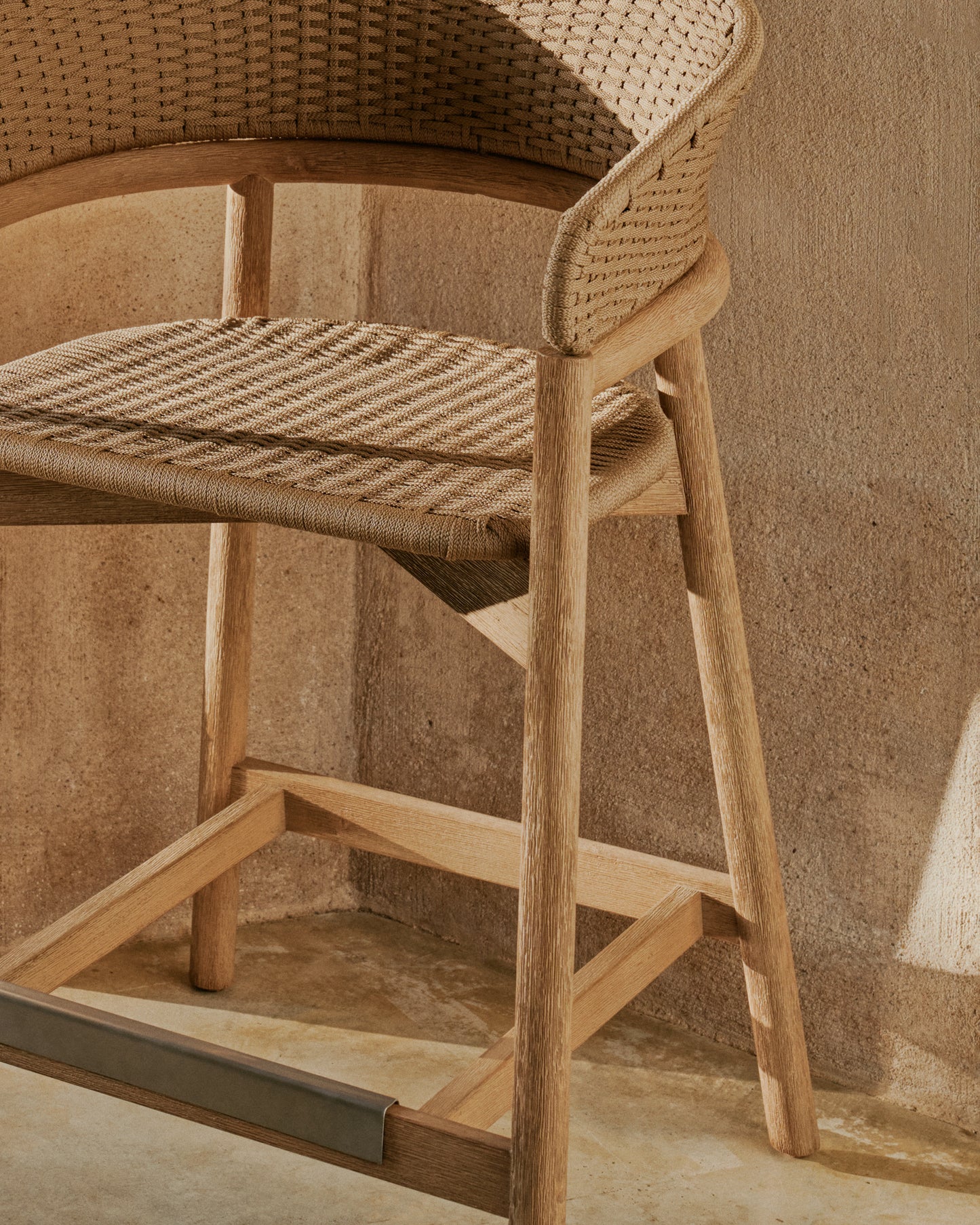 Sgabello Arinella in legno massiccio di acacia con finitura naturale e corda beige 65 cm