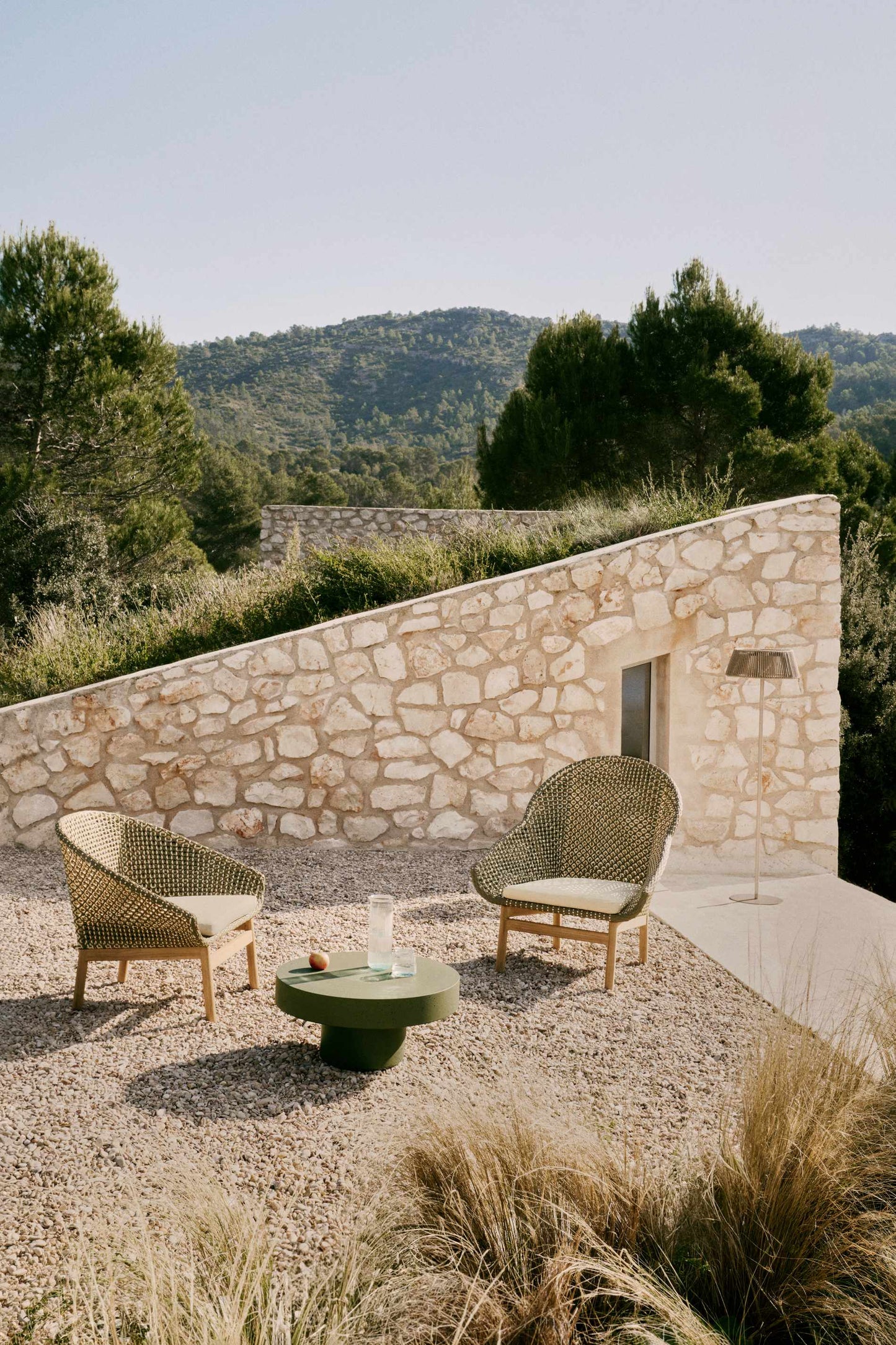 Poltrona Olbia con schienale alto in rattan sintetico e legno massiccio teak
